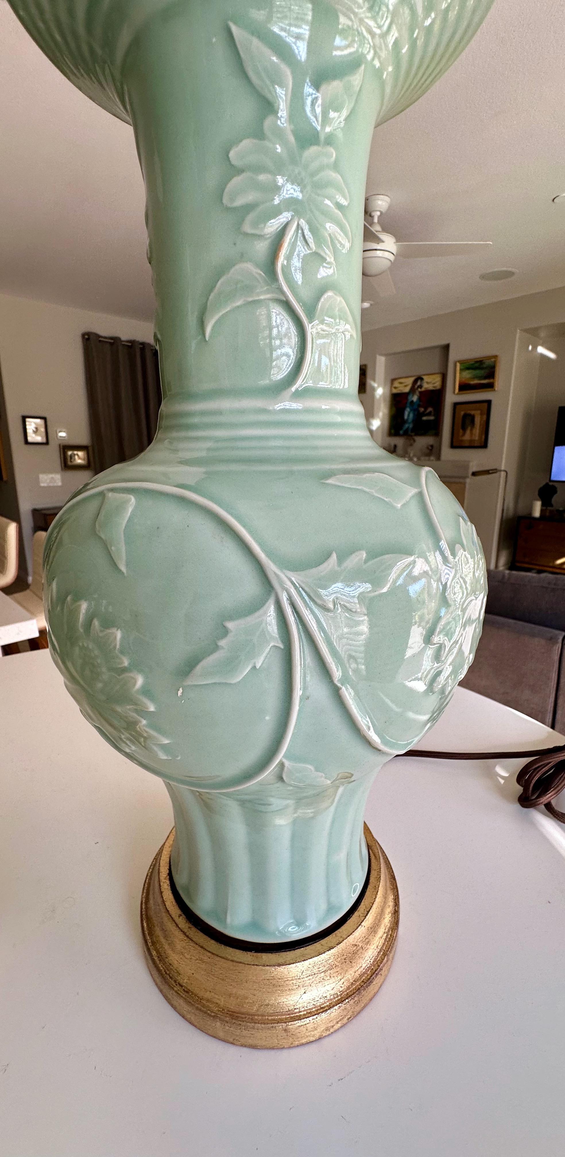 Paire de lampes de bureau chinoises en porcelaine vert céladon en relief en vente 10
