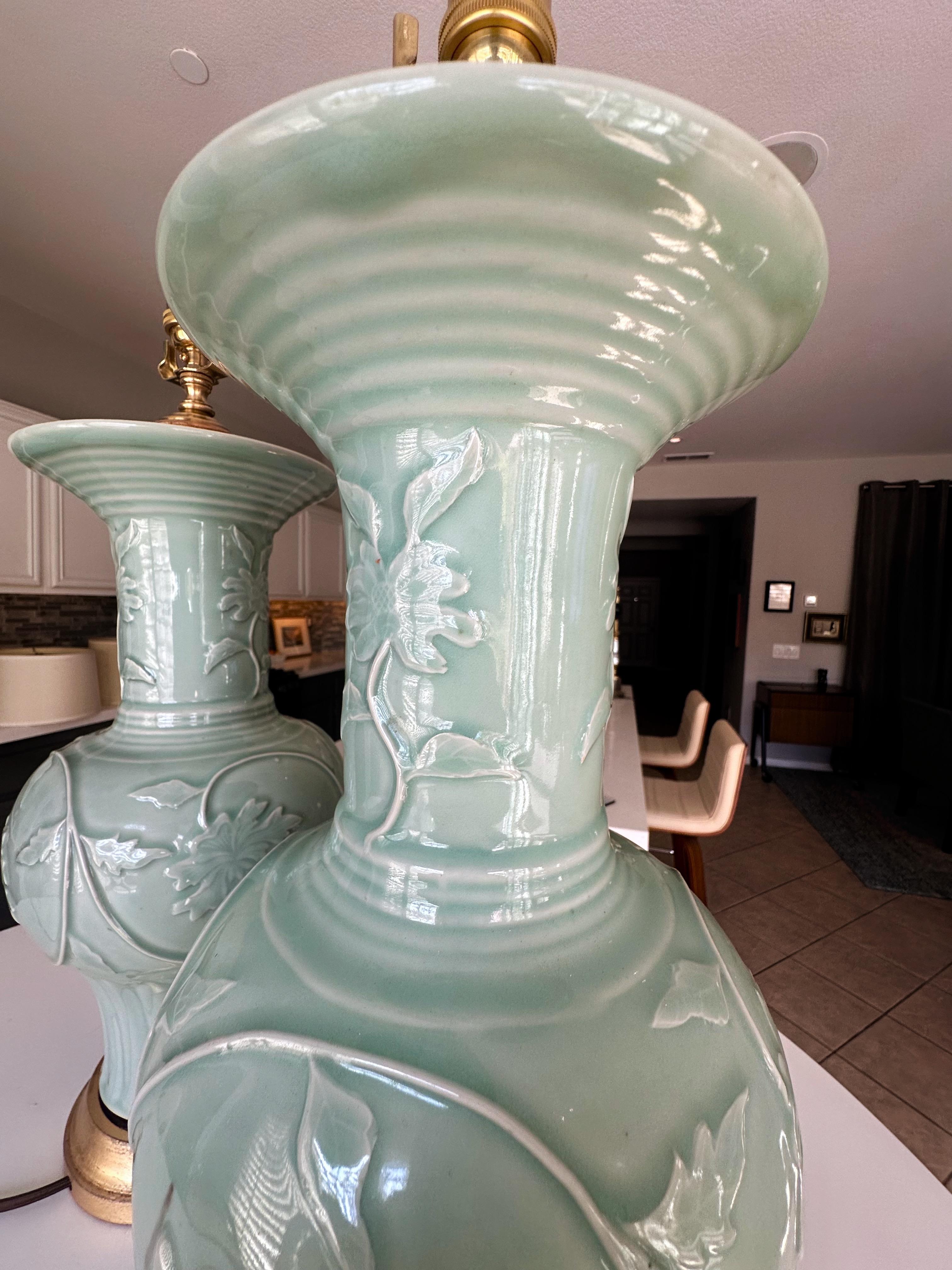 Paire de lampes de bureau chinoises en porcelaine vert céladon en relief en vente 11