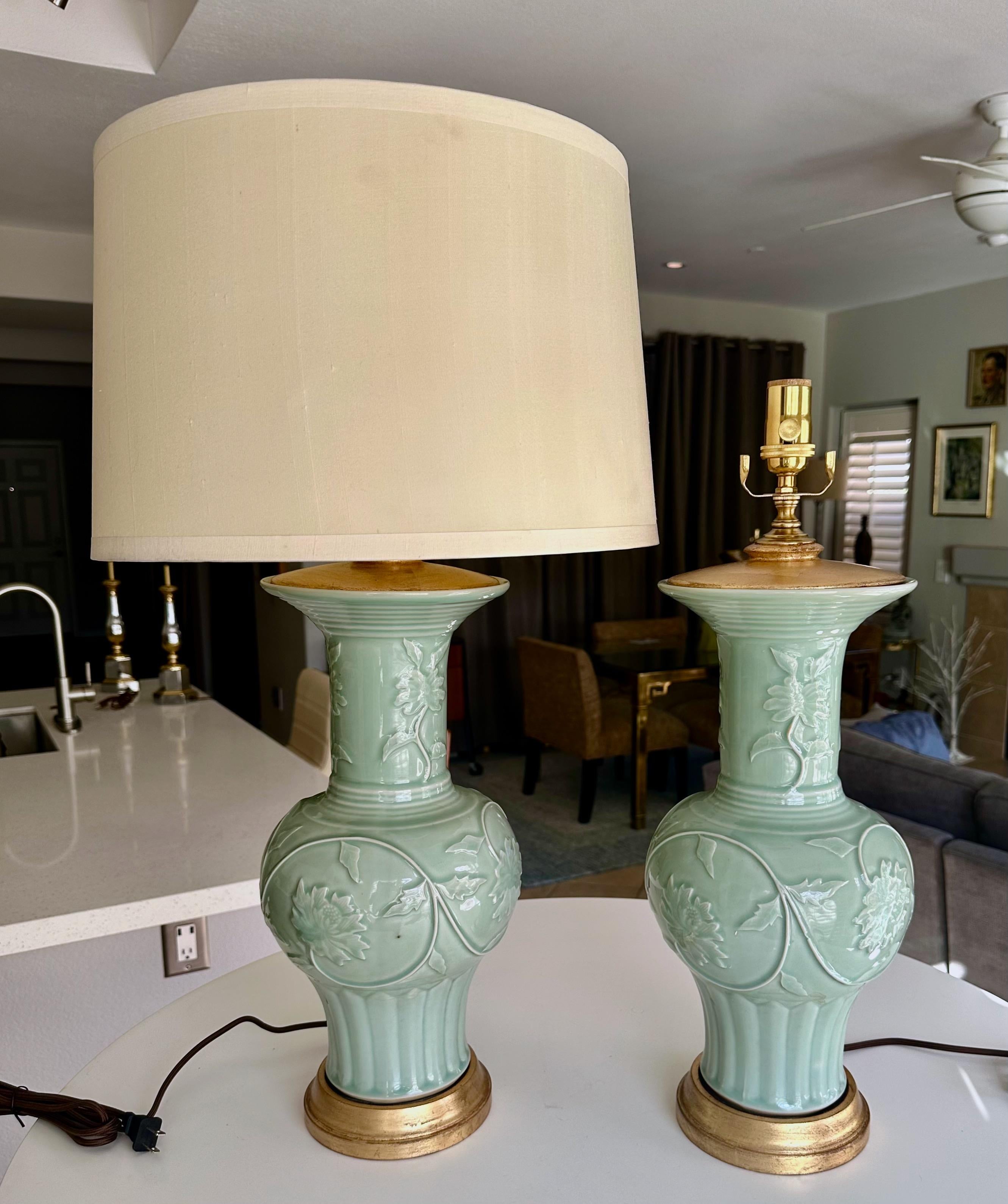 Paire de lampes de bureau chinoises en porcelaine vert céladon en relief en vente 12