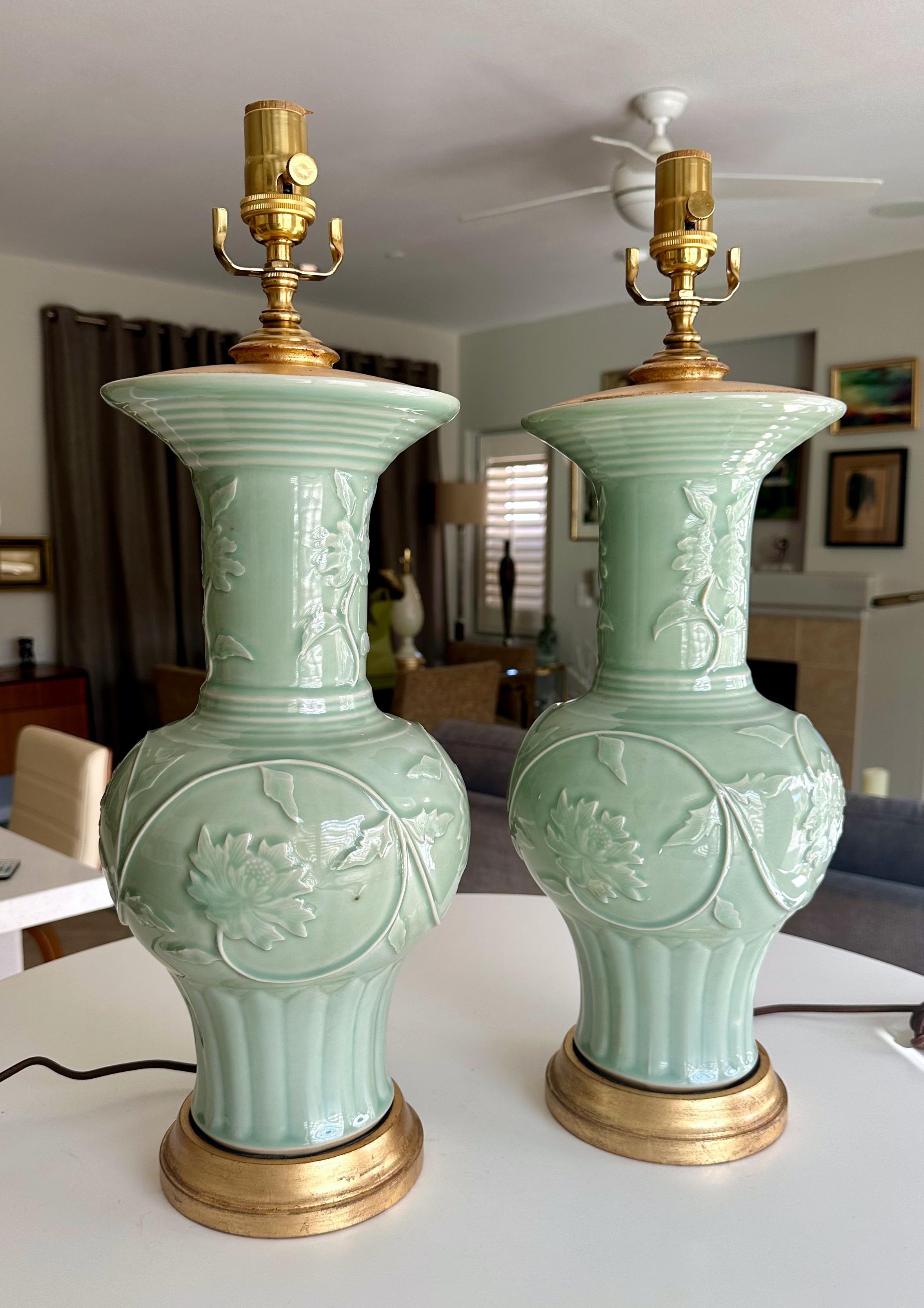 Chinois Paire de lampes de bureau chinoises en porcelaine vert céladon en relief en vente