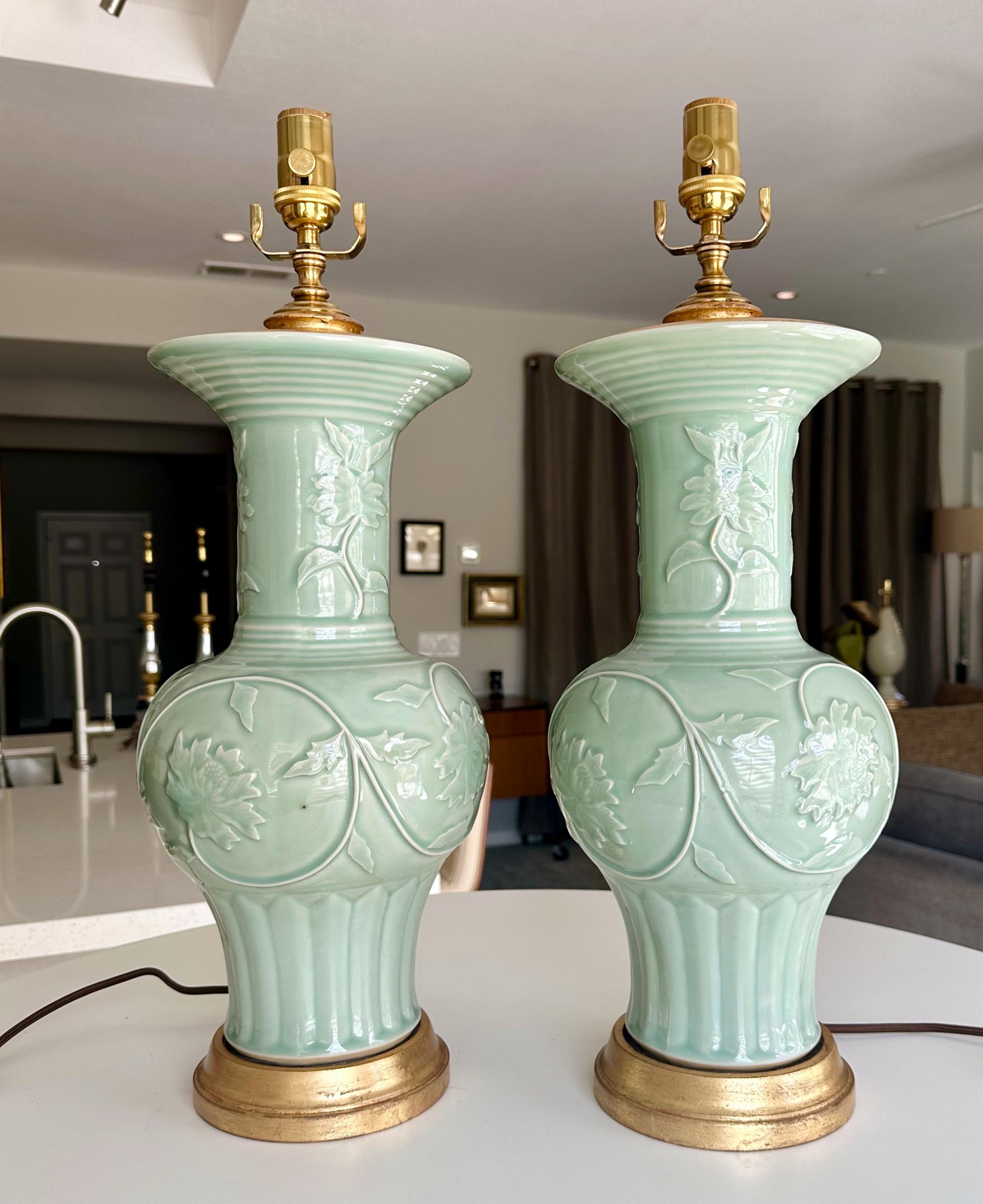 Paire de lampes de bureau chinoises en porcelaine vert céladon en relief Bon état - En vente à Palm Springs, CA