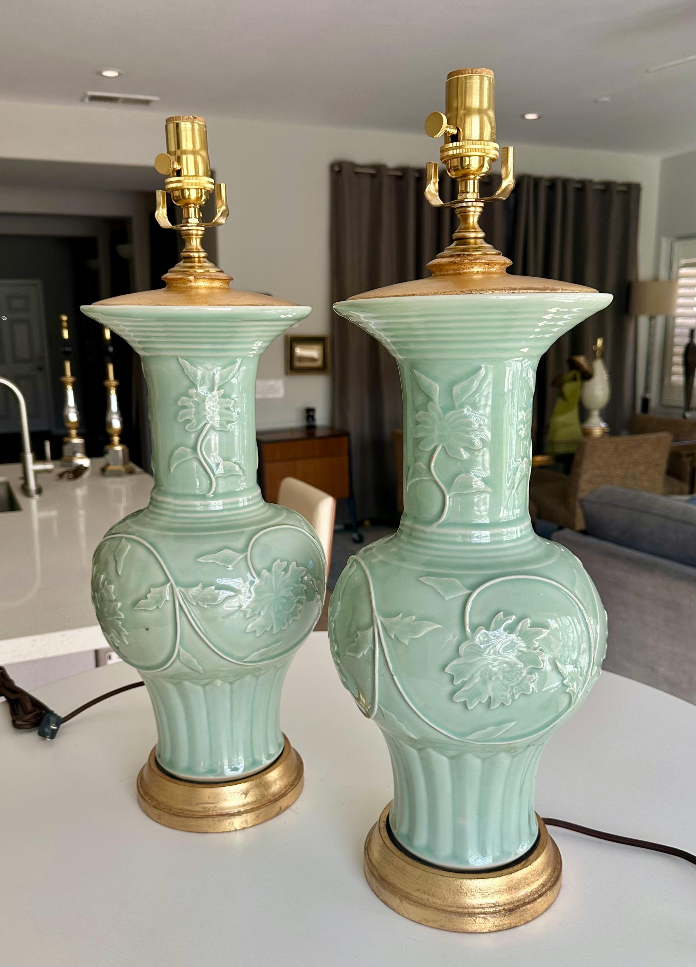 Milieu du XXe siècle Paire de lampes de bureau chinoises en porcelaine vert céladon en relief en vente