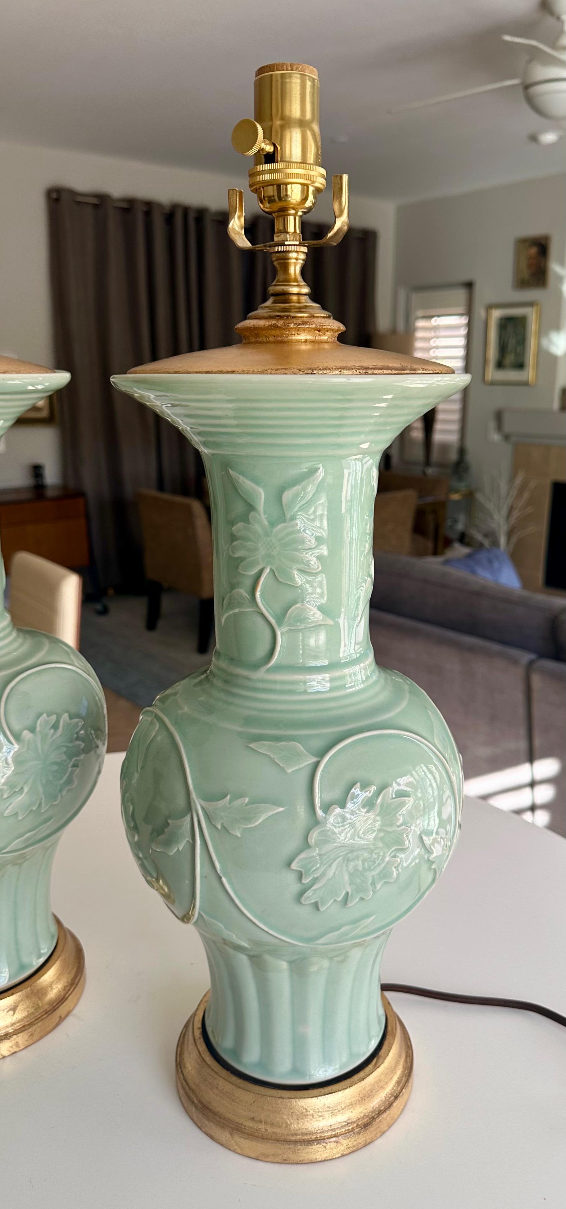 Laiton Paire de lampes de bureau chinoises en porcelaine vert céladon en relief en vente