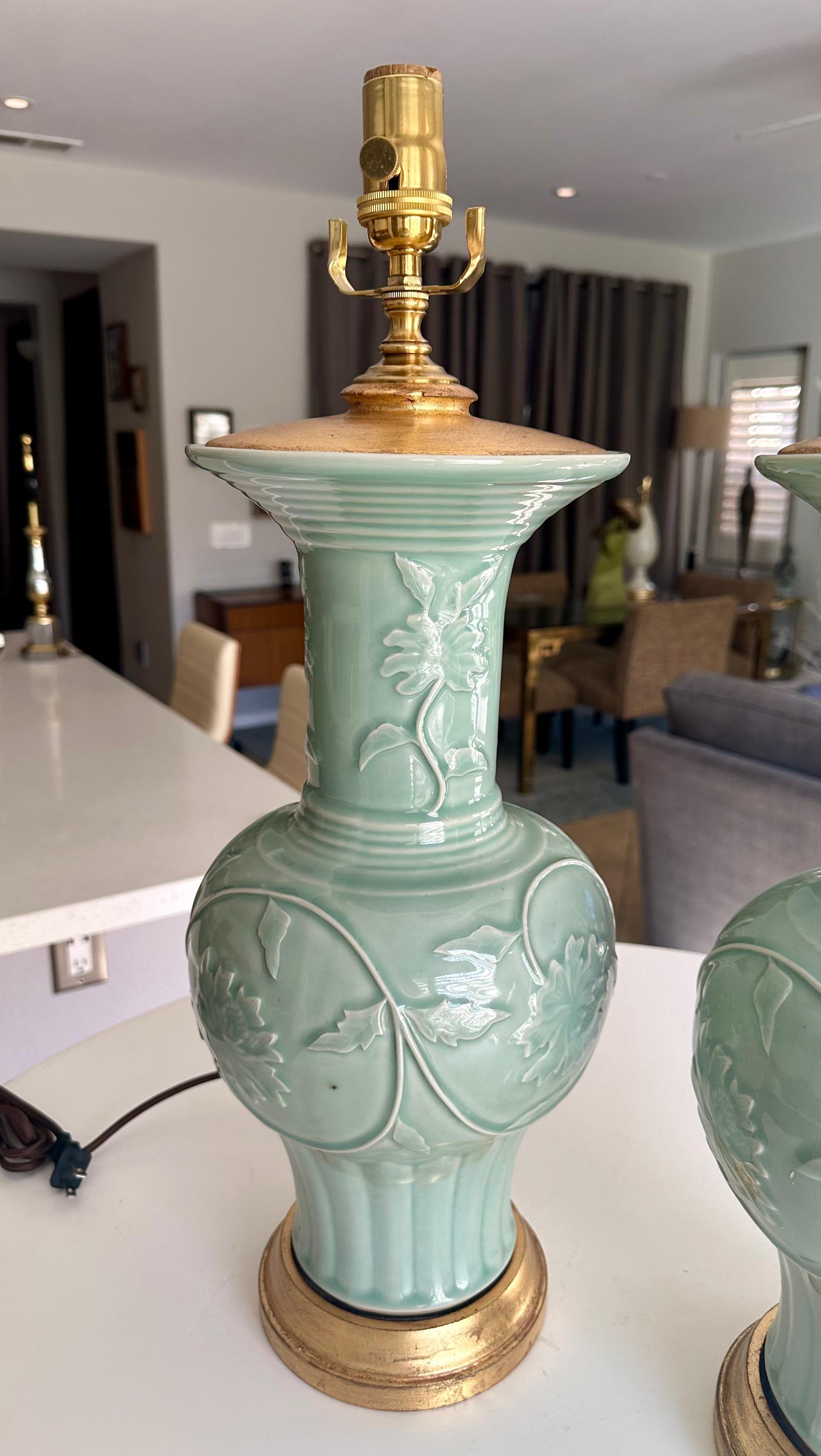 Paire de lampes de bureau chinoises en porcelaine vert céladon en relief en vente 1