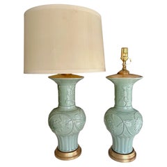 Coppia di lampade da tavolo cinesi in porcellana a rilievo verde celadon