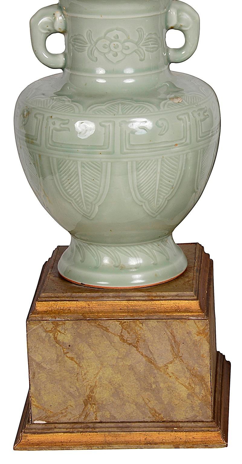 Cinese Coppia di vasi / lampade cinesi in porcellana celadon, circa 1900 in vendita