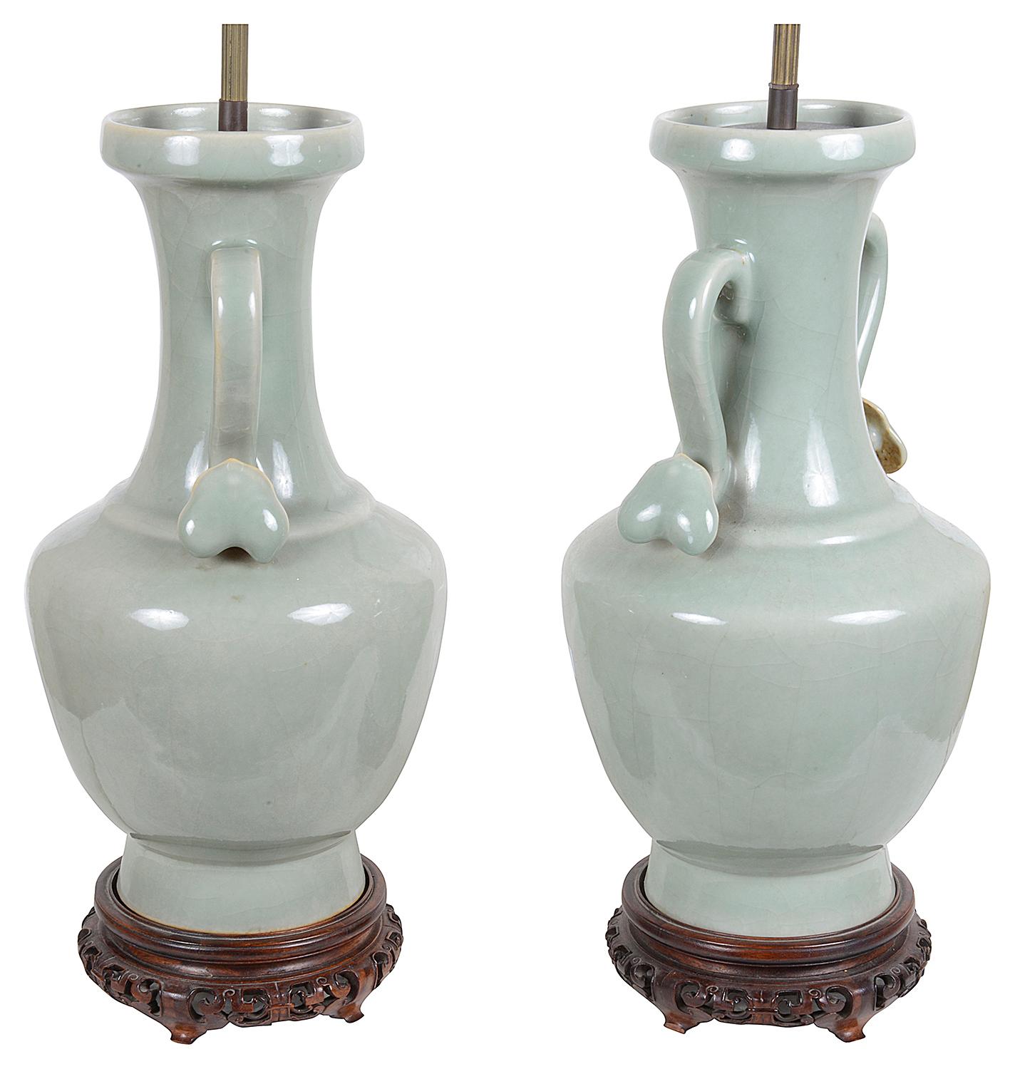 Exportation chinoise Paire de vases / lampes en porcelaine céladon de Chine, vers 1920 en vente