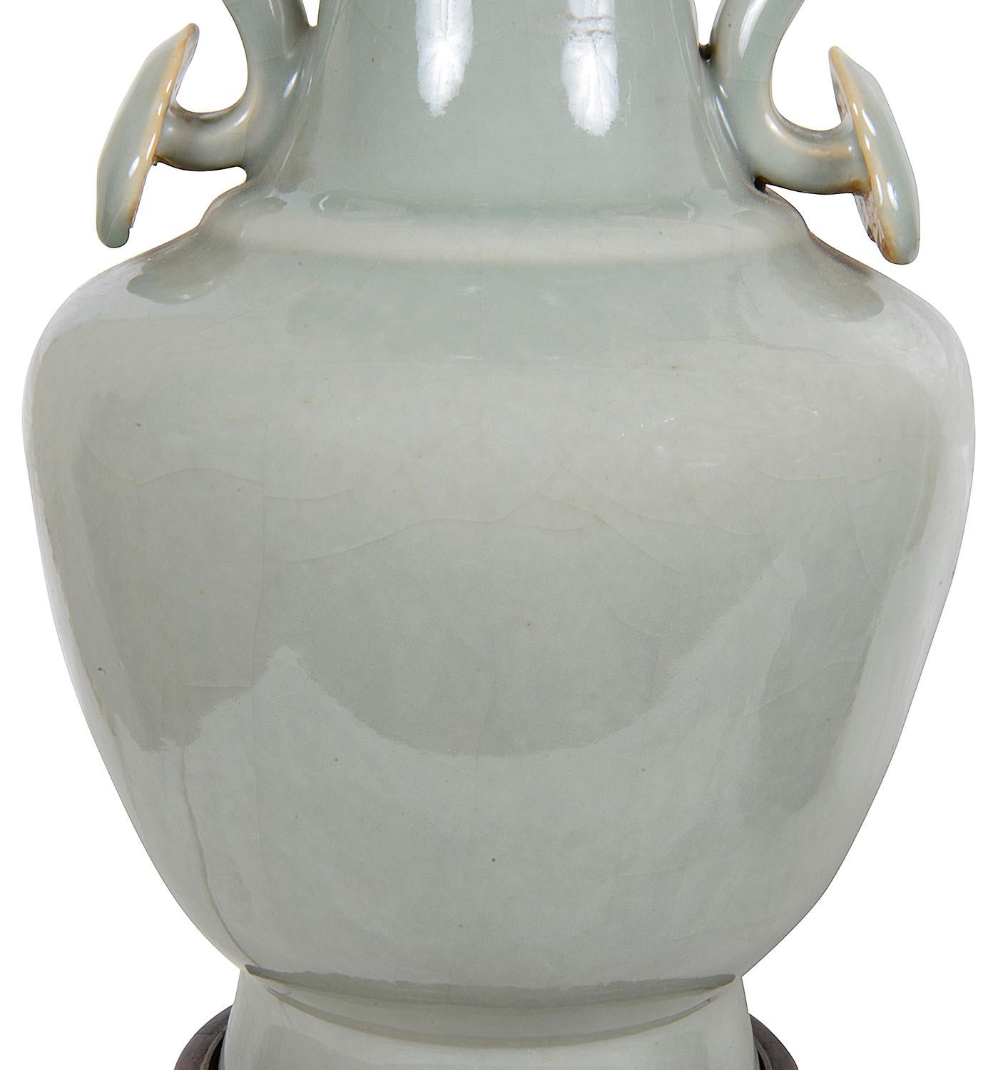 20ième siècle Paire de vases / lampes en porcelaine céladon de Chine, vers 1920 en vente