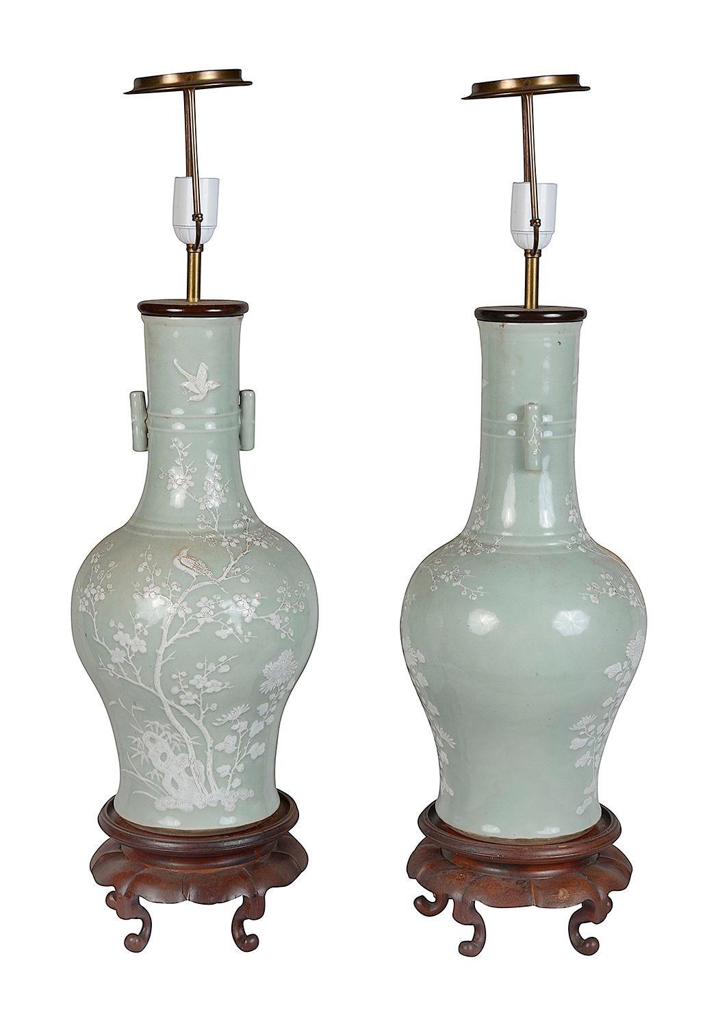 Paar chinesische Celadon-Vasen/Lampen, spätes 19. Jahrhundert. im Zustand „Gut“ im Angebot in Brighton, Sussex