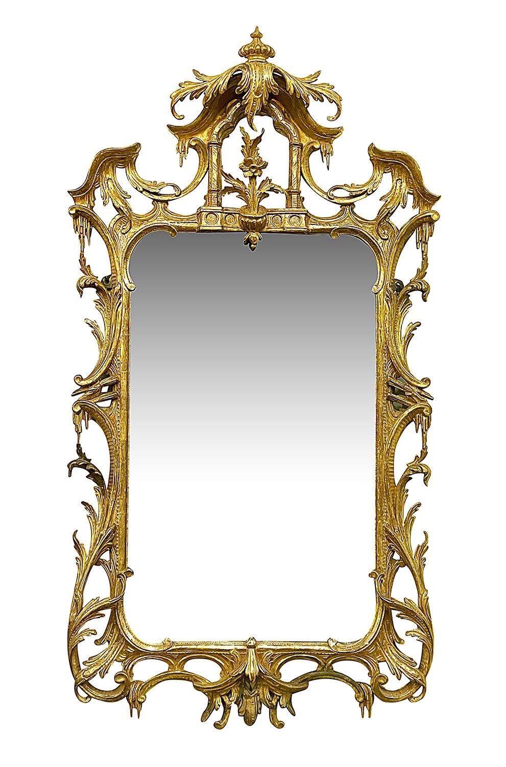 Paire de miroirs de style Chippendale en bois sculpté et doré du 19ème siècle. Chacune d'entre elles est ornée d'un décor de feuillage sur le pourtour et de pagodes au centre. Circa 1880.

Lot 83 62307