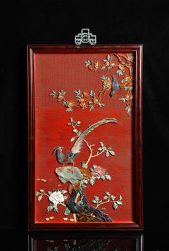 Paire de panneaux chinois en laque de cinabre avec incrustation de pies en jade et pierres précieuses