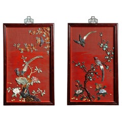 Paire de panneaux chinois en laque de cinabre avec incrustation de pies en jade et pierres précieuses