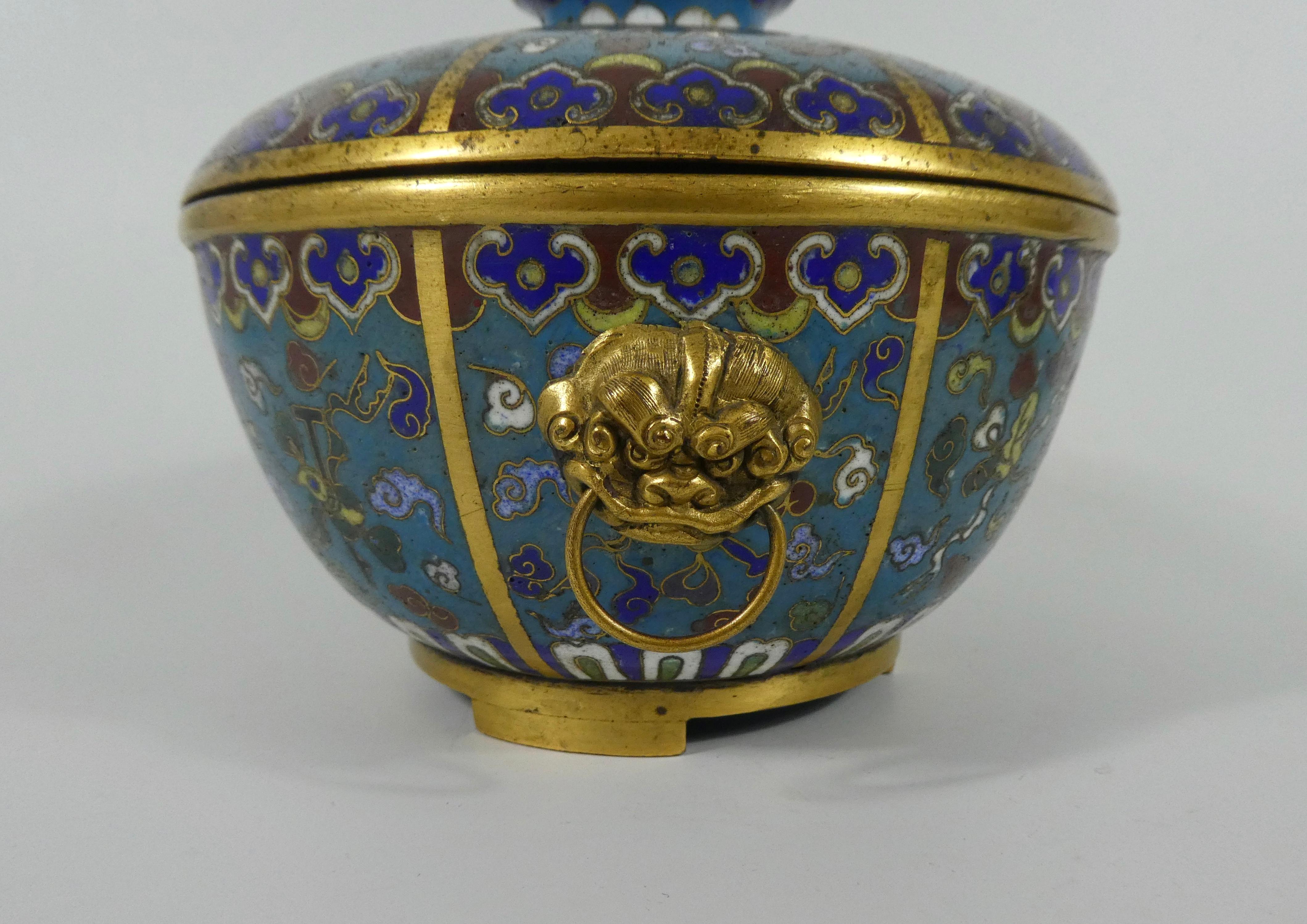 Other Pair of Chinese Cloisonne Bowls and Covers, early 19th Century, Qing Dynasty