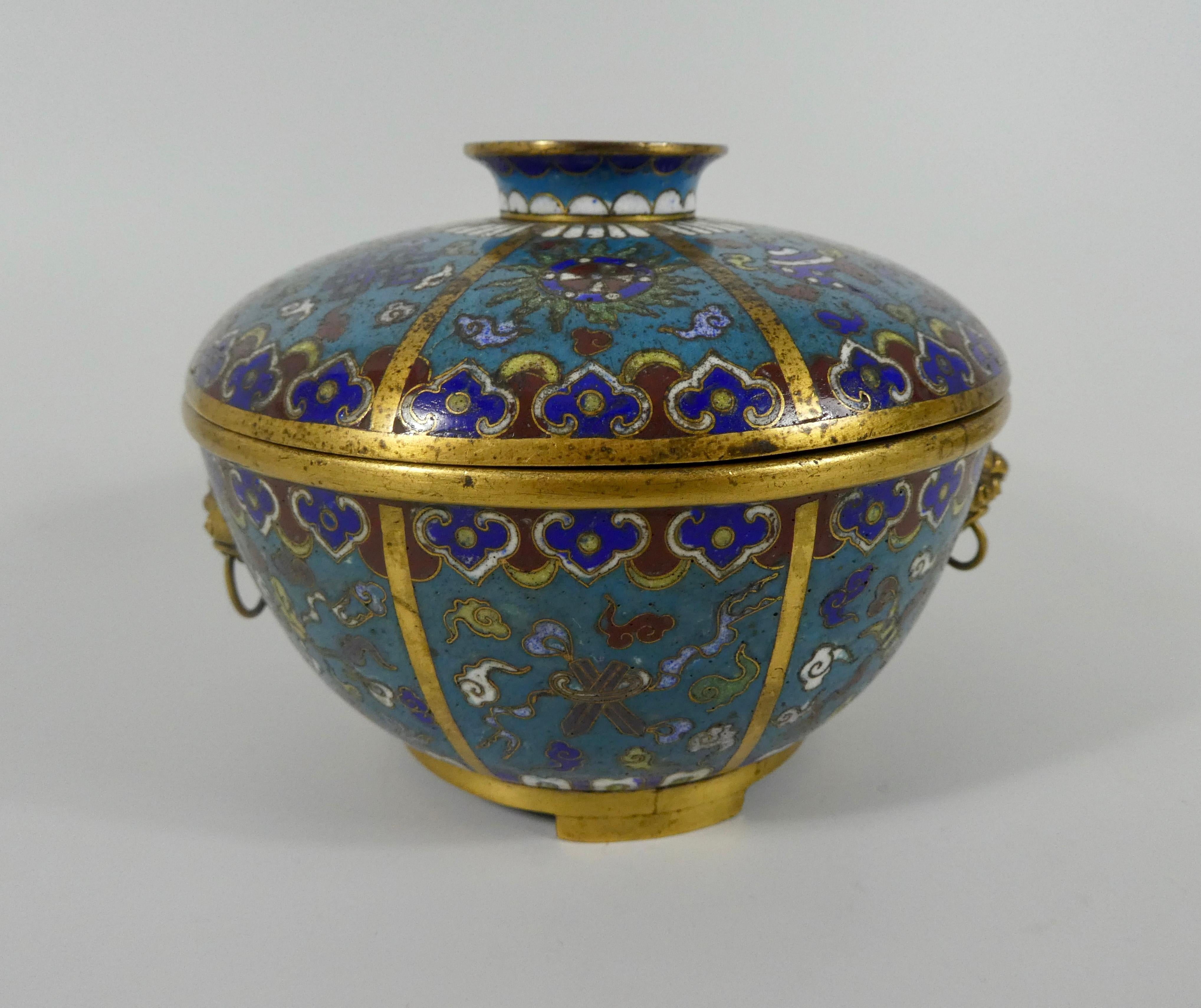 Cloissoné Pair of Chinese Cloisonne Bowls and Covers, early 19th Century, Qing Dynasty