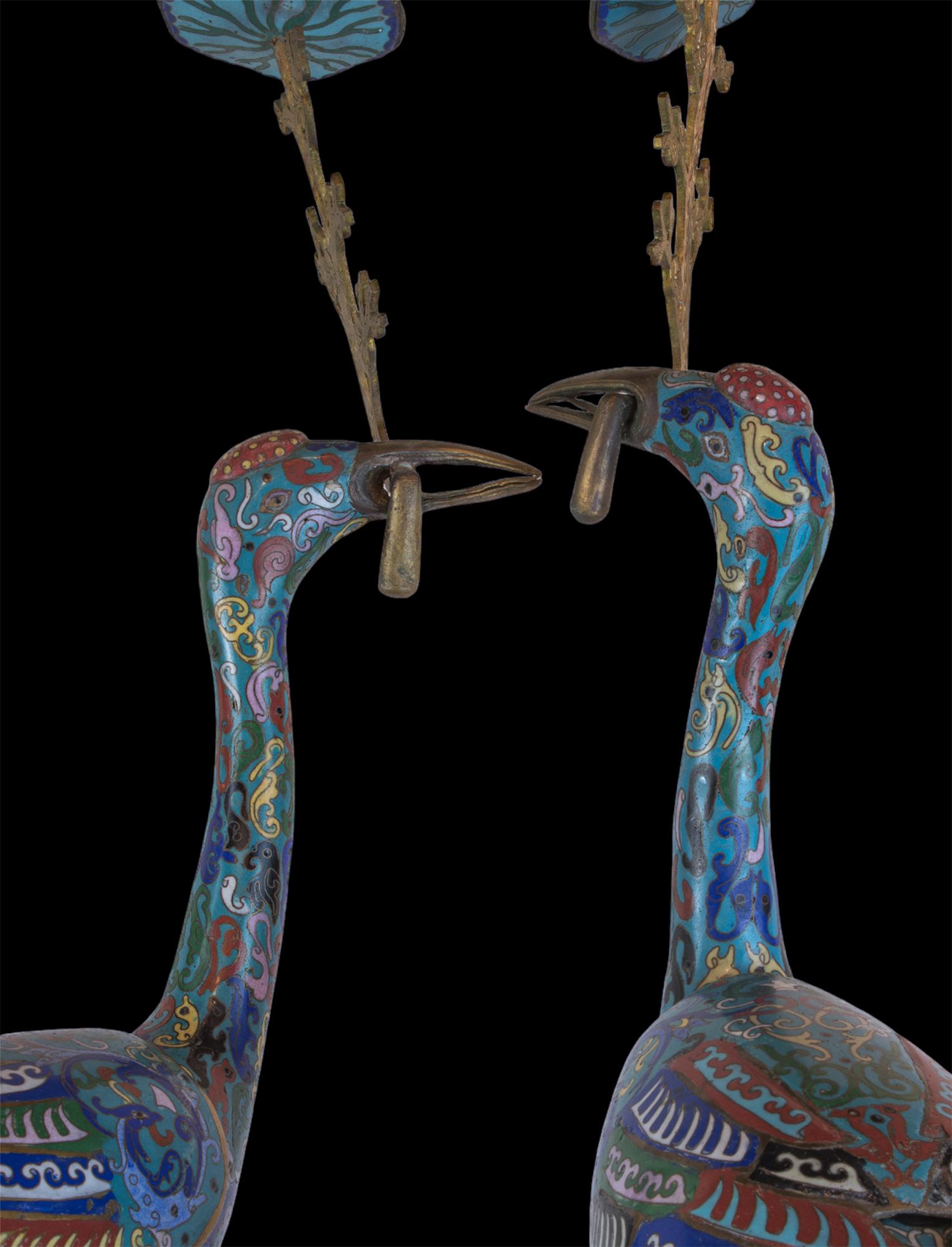 Cloisonné Paire de grues chinoises cloisonnées en guise de chandeliers en vente