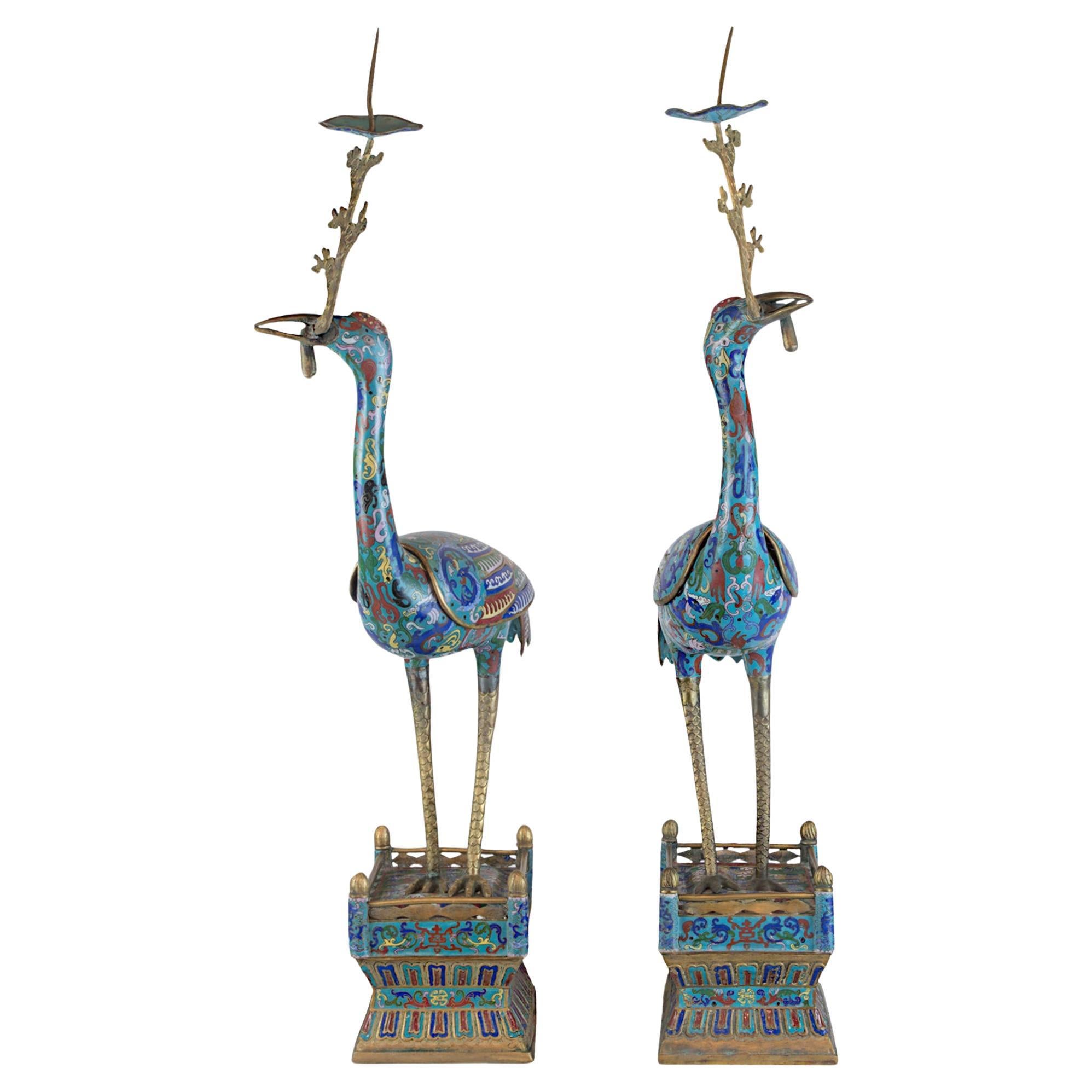 Paire de grues chinoises cloisonnées en guise de chandeliers en vente