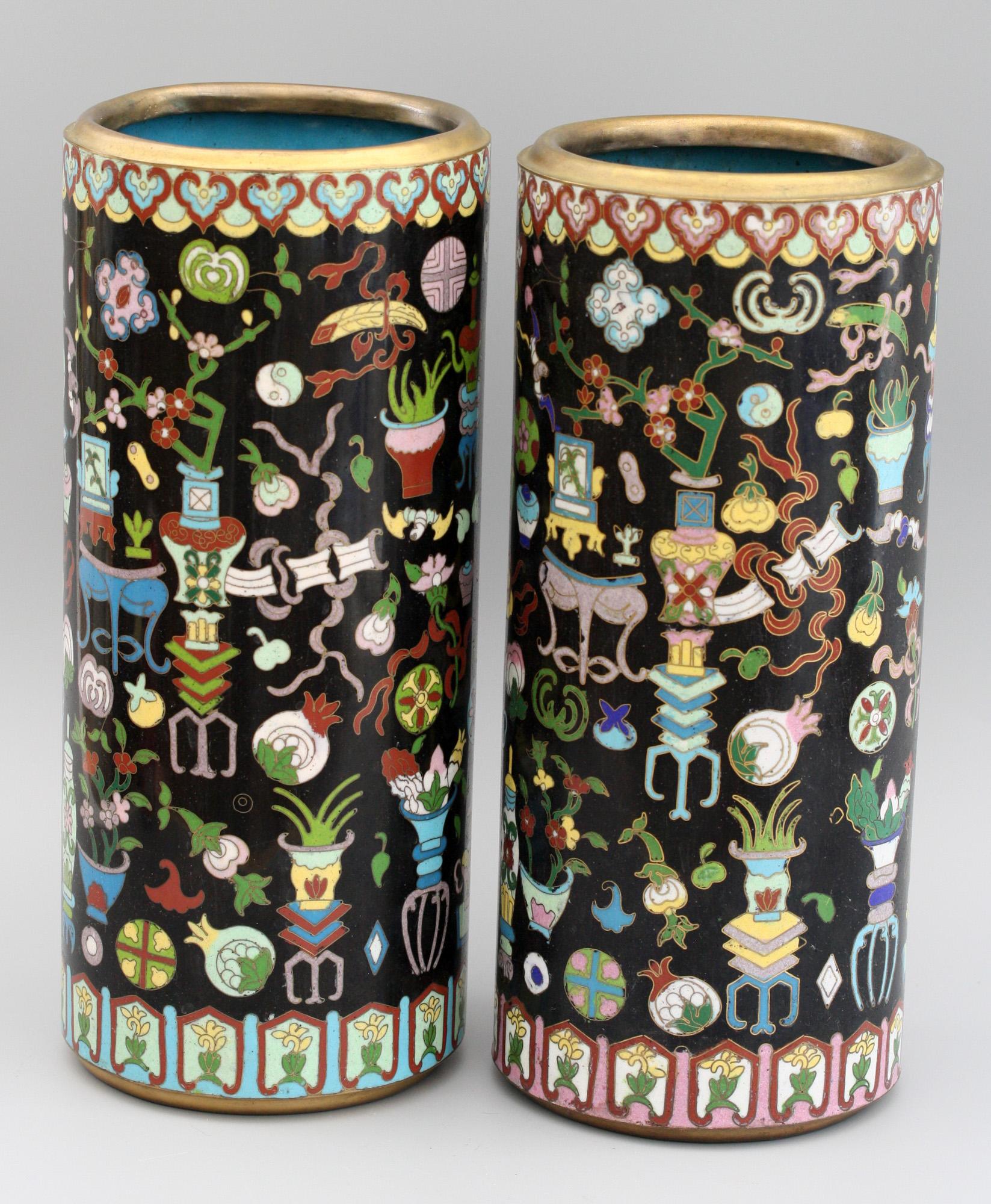 Paar chinesische zylindrische Cloisonné-Vasen für kostbare Objekte (20. Jahrhundert) im Angebot