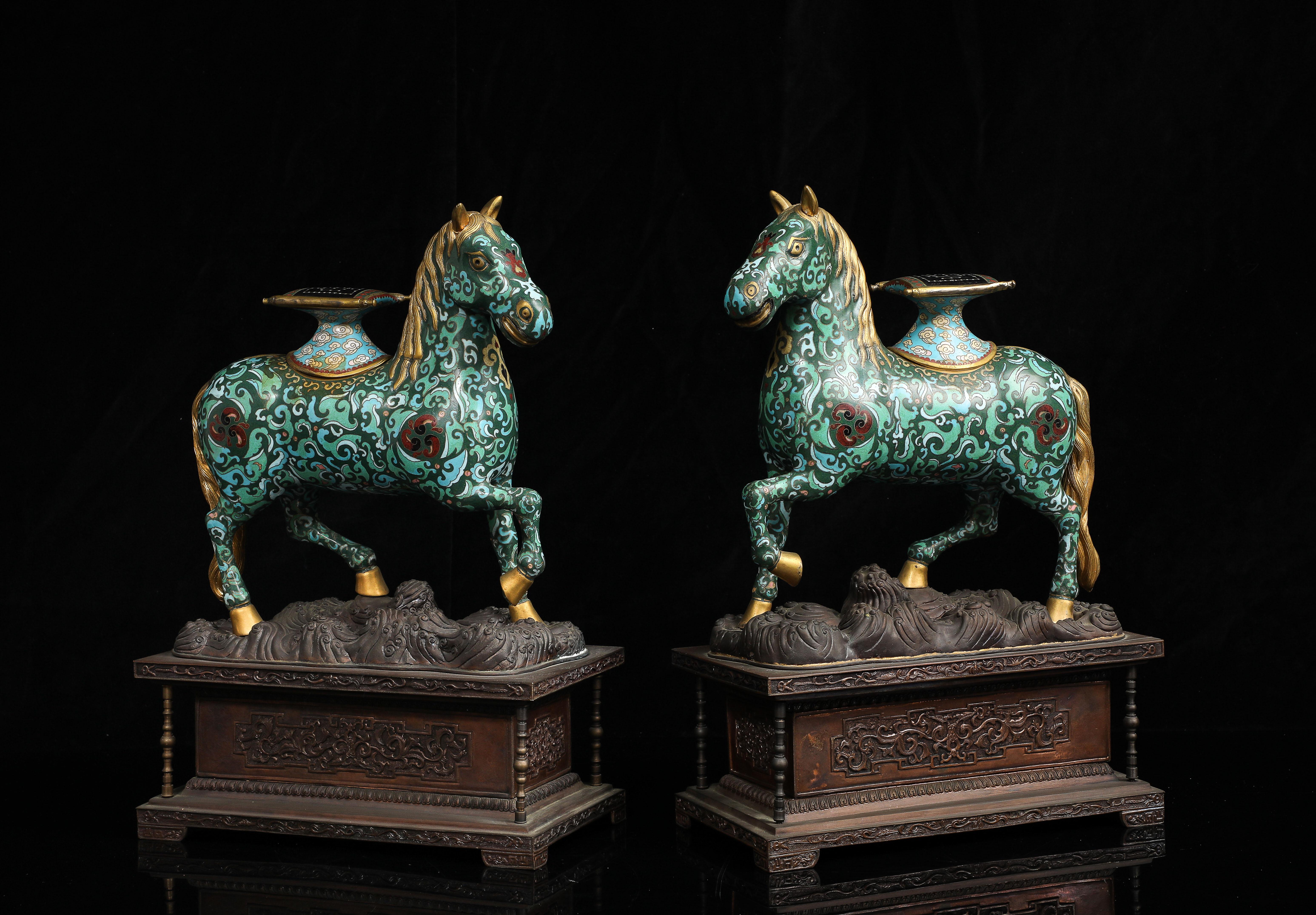 Paire de chevaux chinois en émail cloisonné avec selles amovibles sur bases en bronze, Qing en vente 3