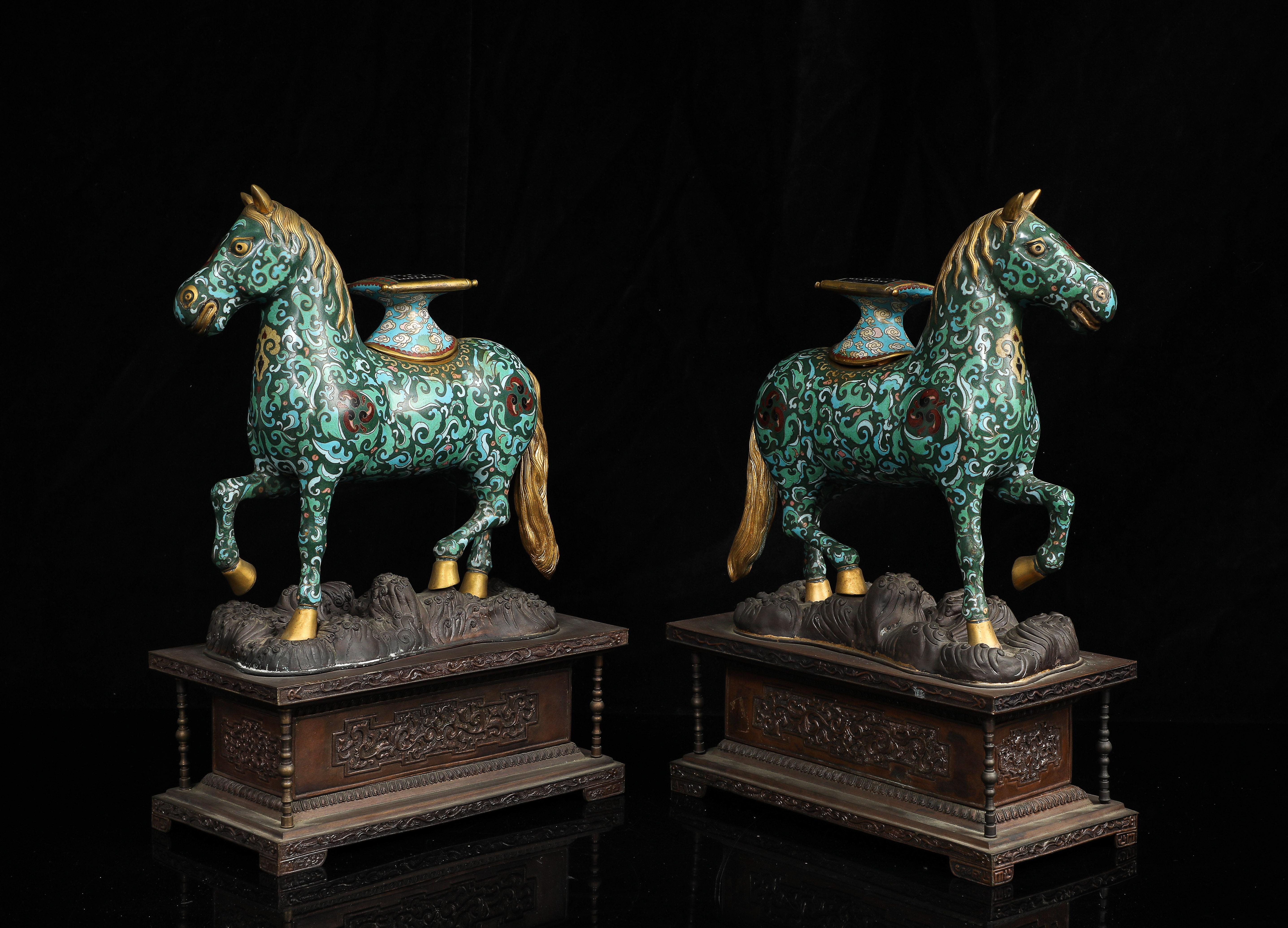 Paire de chevaux chinois en émail cloisonné avec selles amovibles sur bases en bronze, Qing en vente 4