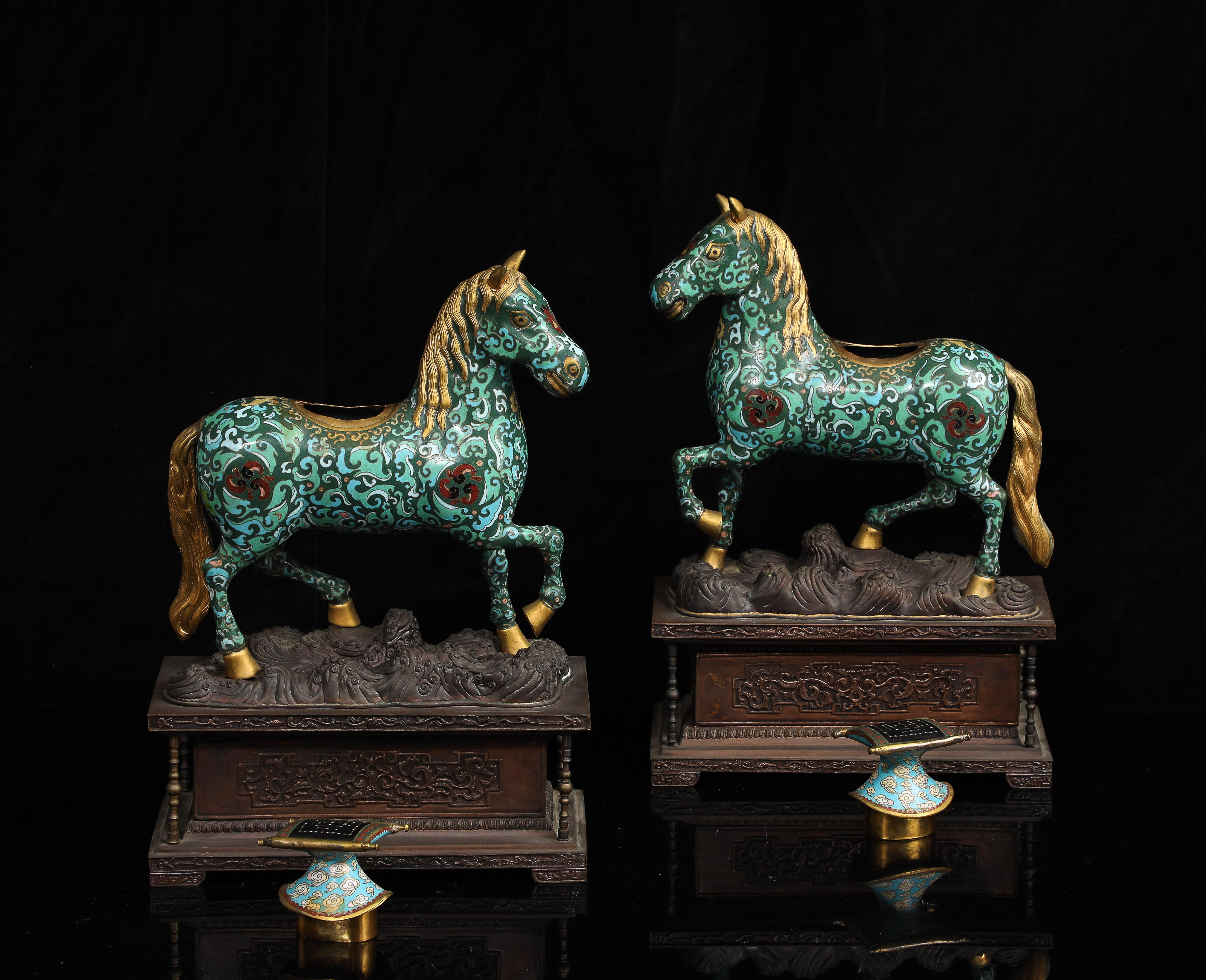 Paire de chevaux chinois en émail cloisonné avec selles amovibles sur bases en bronze, Qing en vente 5