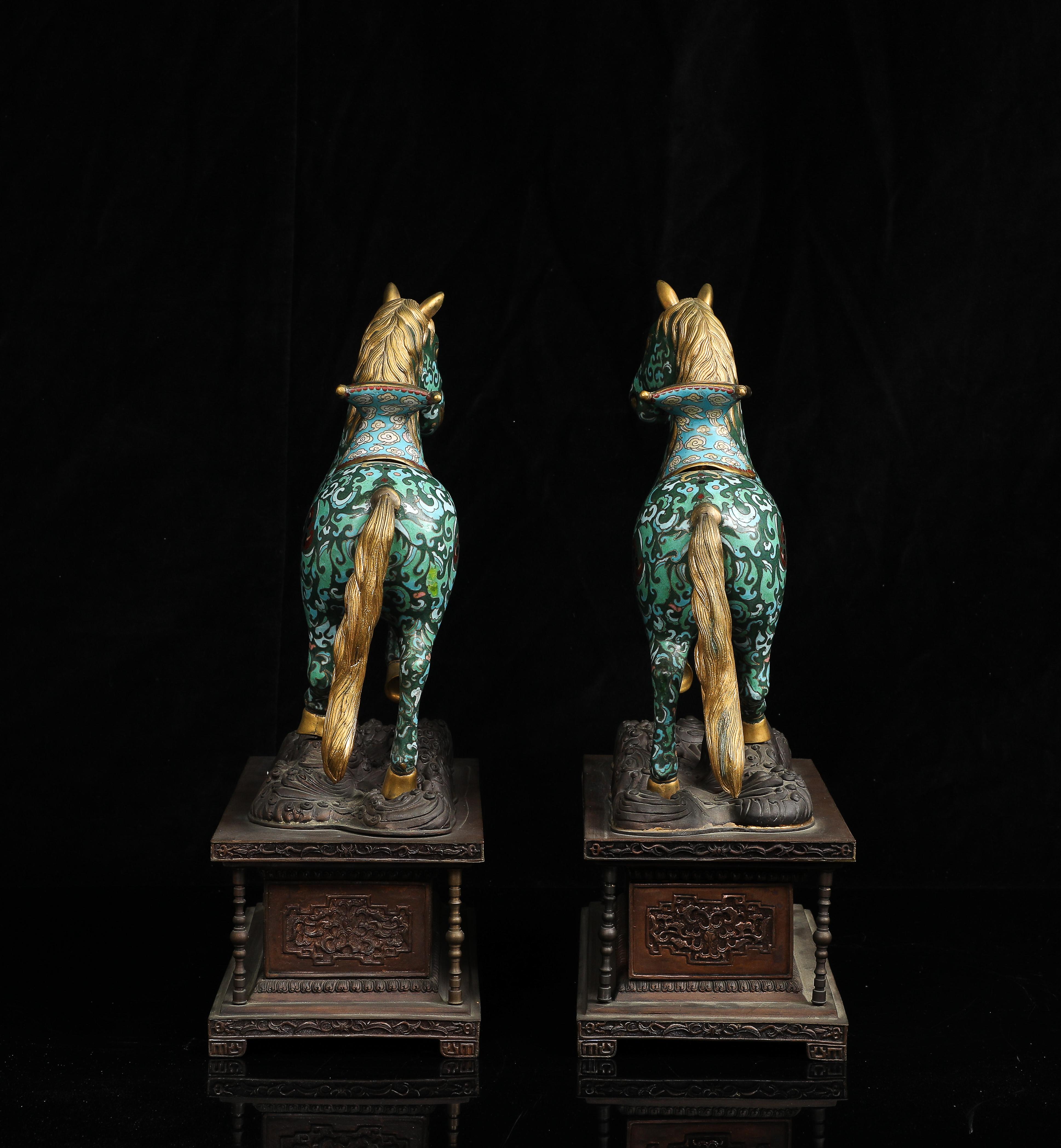 Paire de chevaux chinois en émail cloisonné avec selles amovibles sur bases en bronze, Qing en vente 6