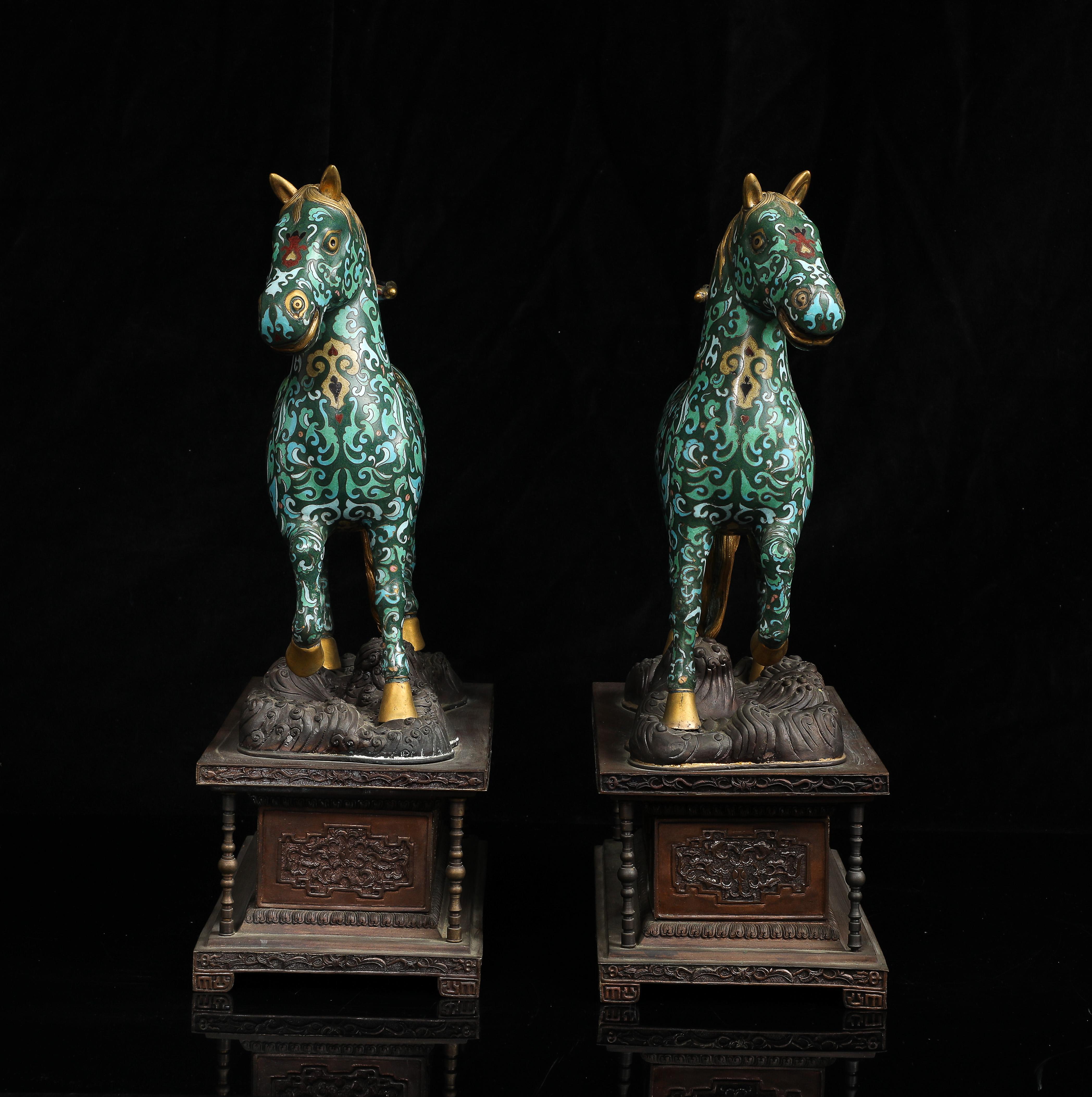 Paire de chevaux chinois en émail cloisonné avec selles amovibles sur bases en bronze, Qing en vente 7