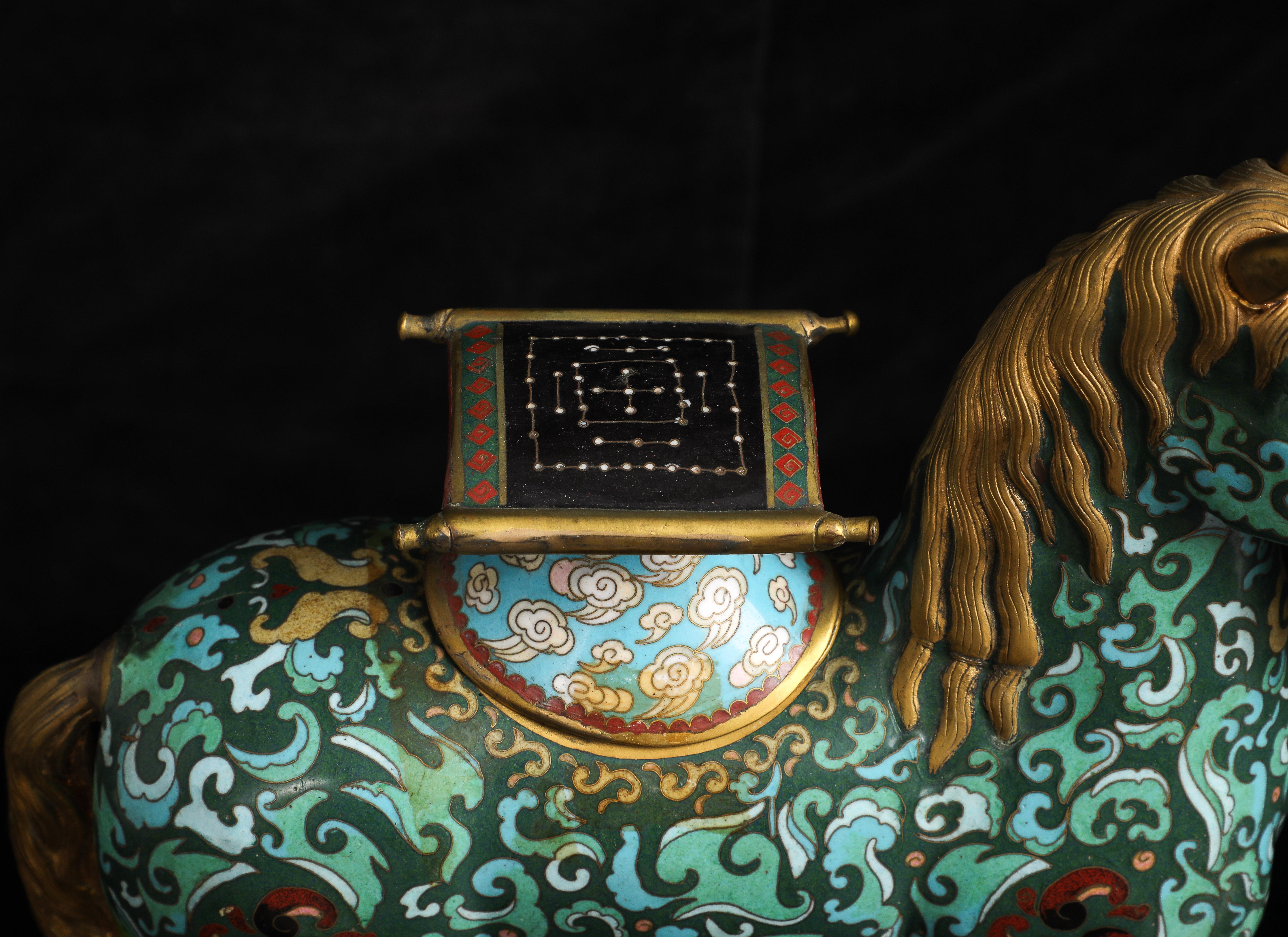 Paire de chevaux chinois en émail cloisonné avec selles amovibles sur bases en bronze, Qing en vente 8