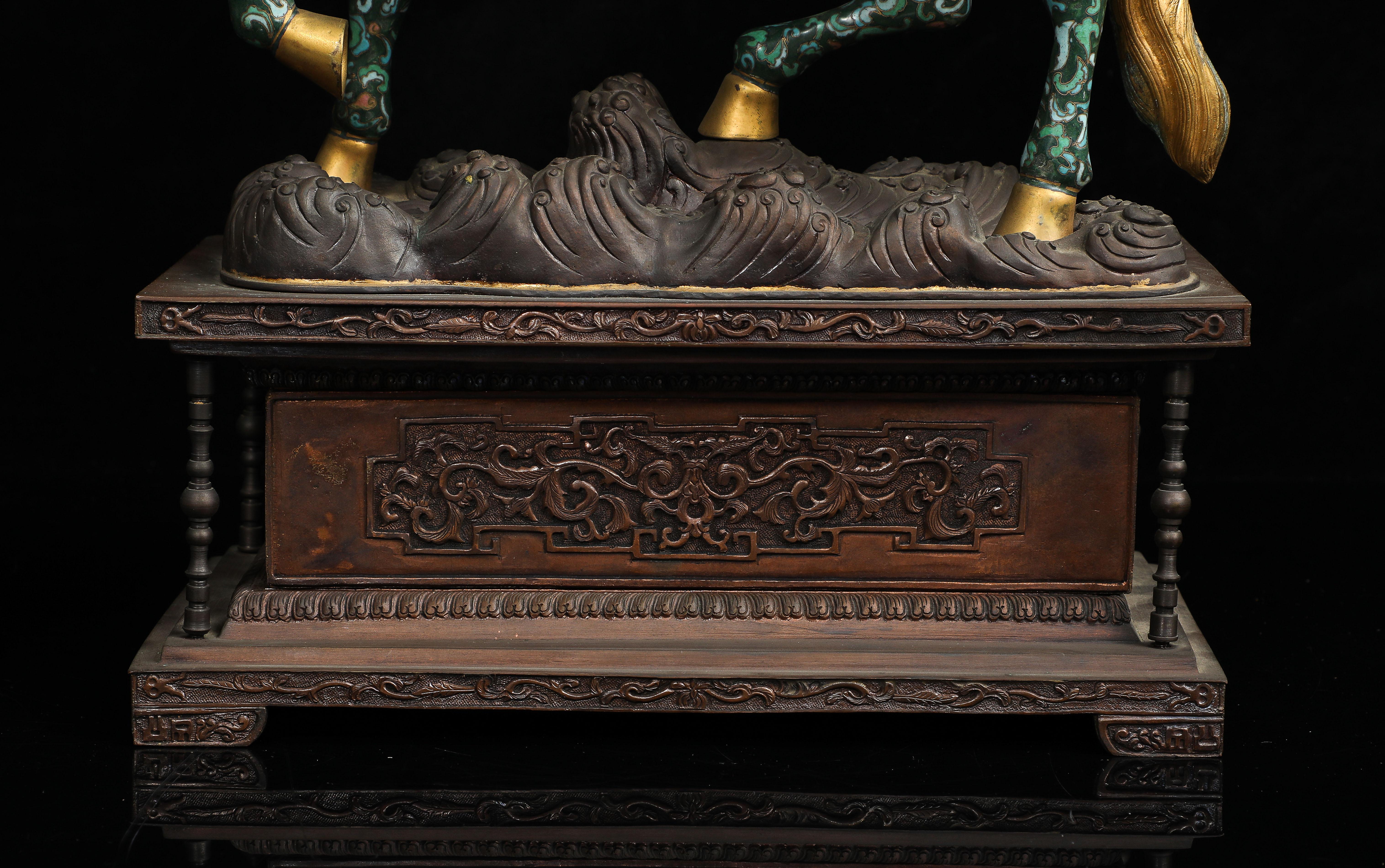 Paire de chevaux chinois en émail cloisonné avec selles amovibles sur bases en bronze, Qing en vente 10