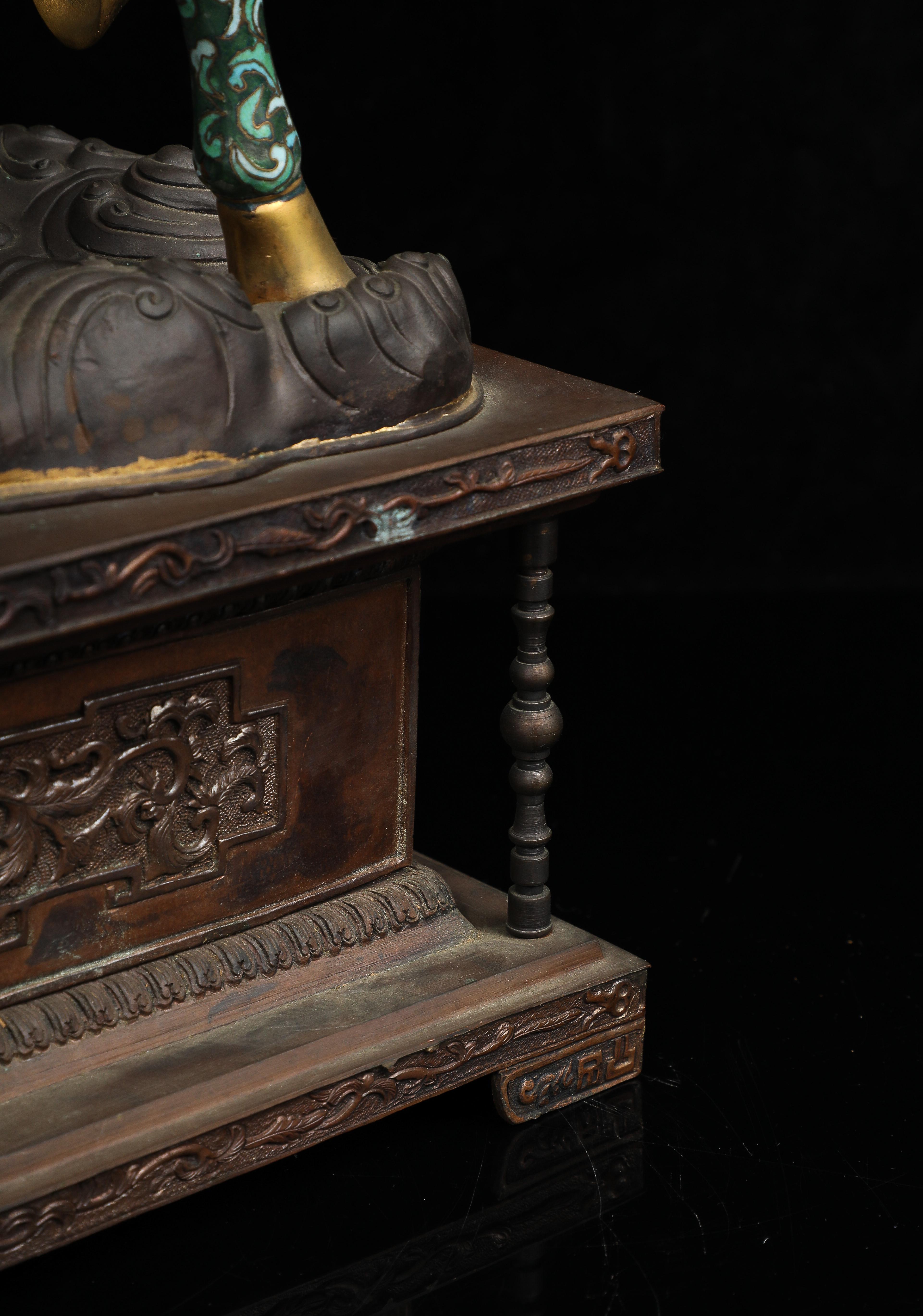 Paire de chevaux chinois en émail cloisonné avec selles amovibles sur bases en bronze, Qing en vente 11