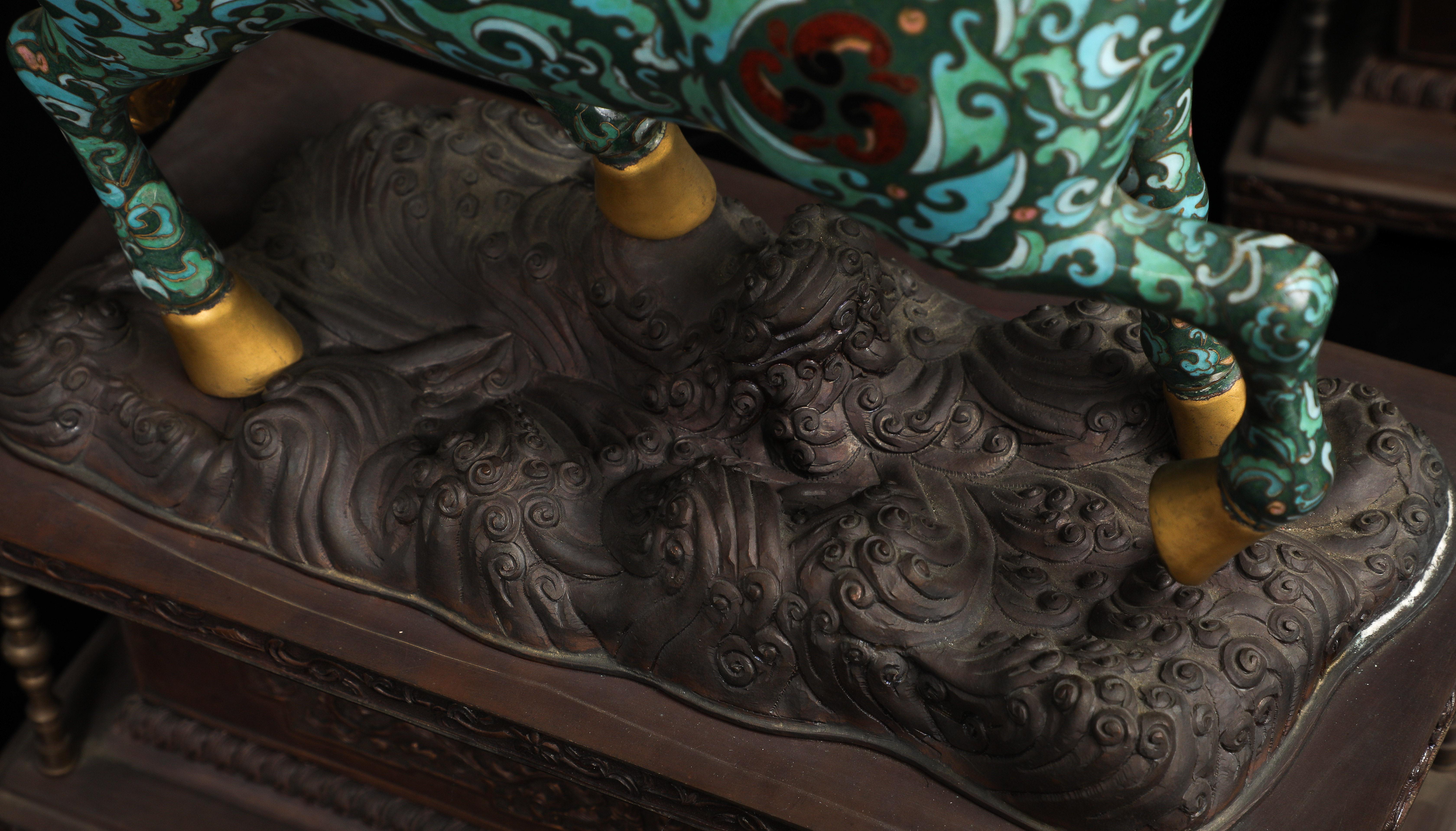 Paire de chevaux chinois en émail cloisonné avec selles amovibles sur bases en bronze, Qing en vente 12