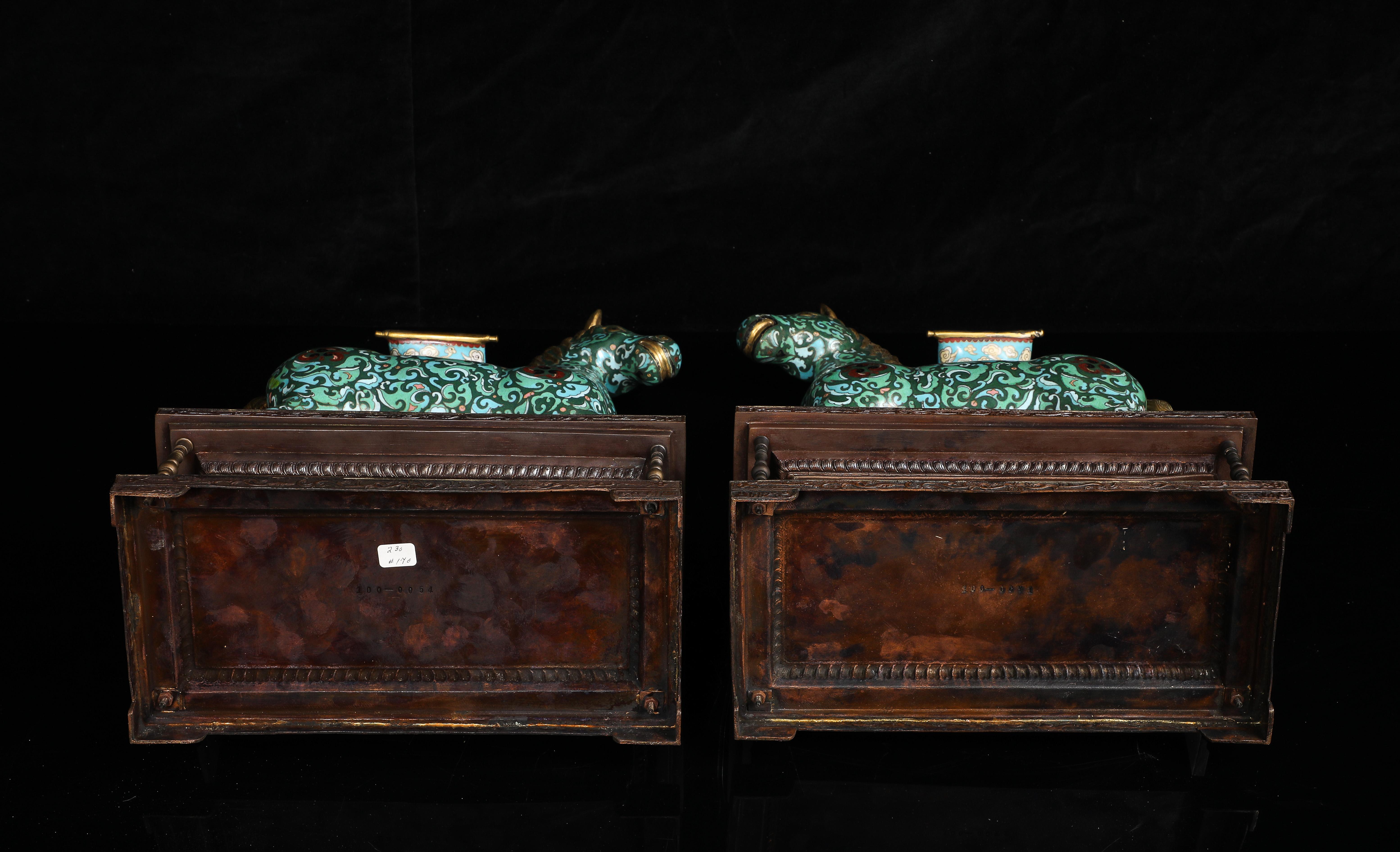 Paire de chevaux chinois en émail cloisonné avec selles amovibles sur bases en bronze, Qing en vente 13