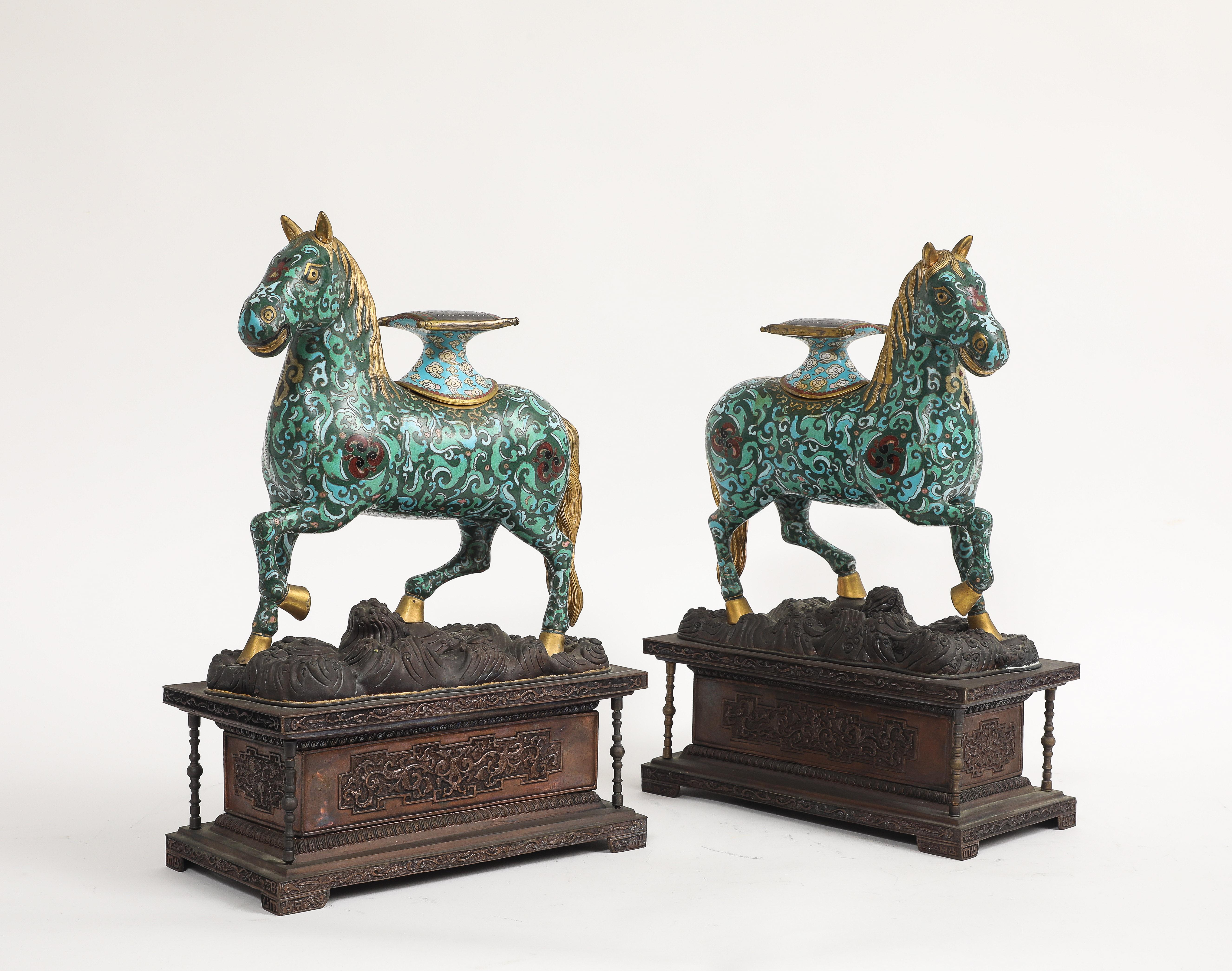 Chinois Paire de chevaux chinois en émail cloisonné avec selles amovibles sur bases en bronze, Qing en vente