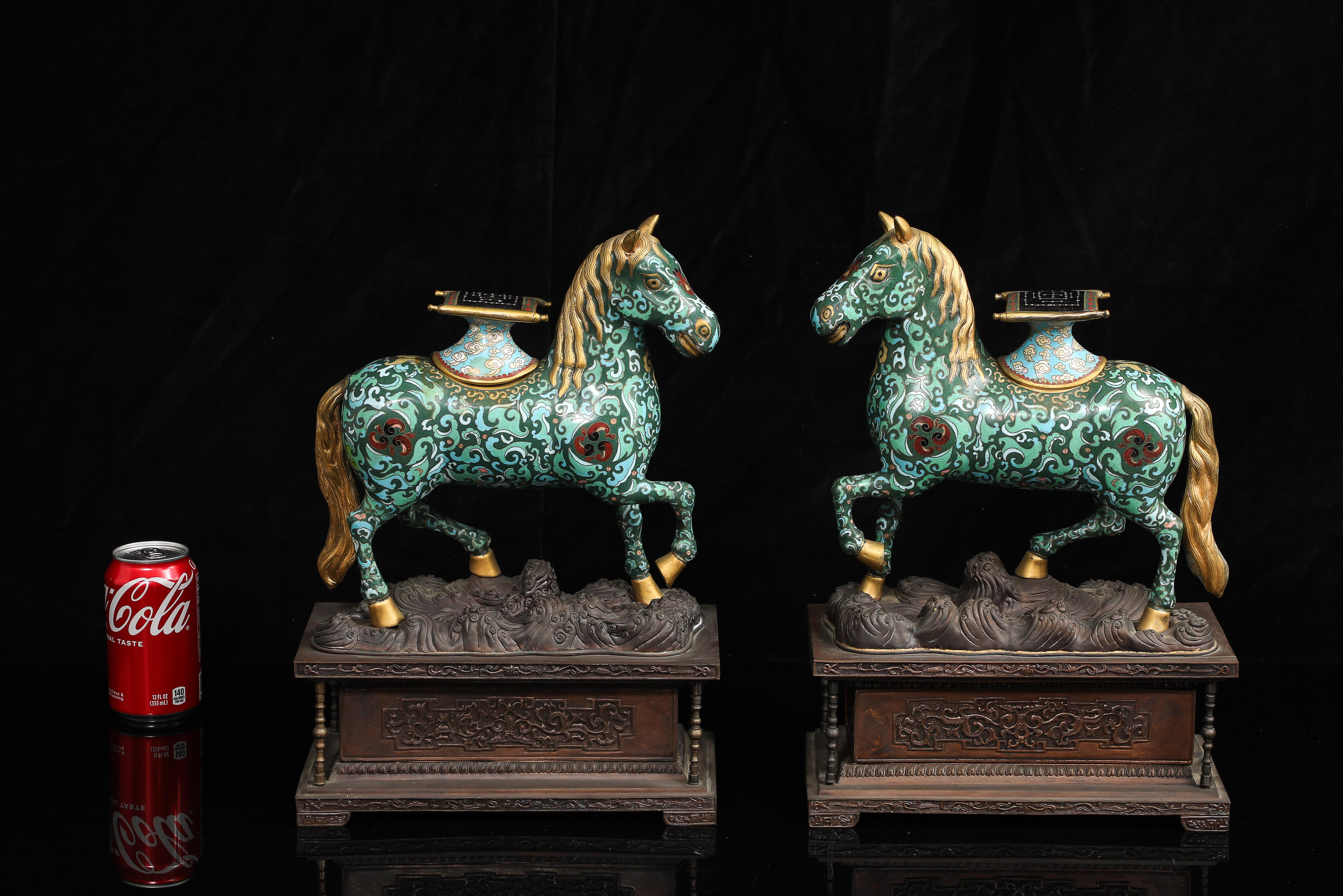 Cloisonné Paire de chevaux chinois en émail cloisonné avec selles amovibles sur bases en bronze, Qing en vente