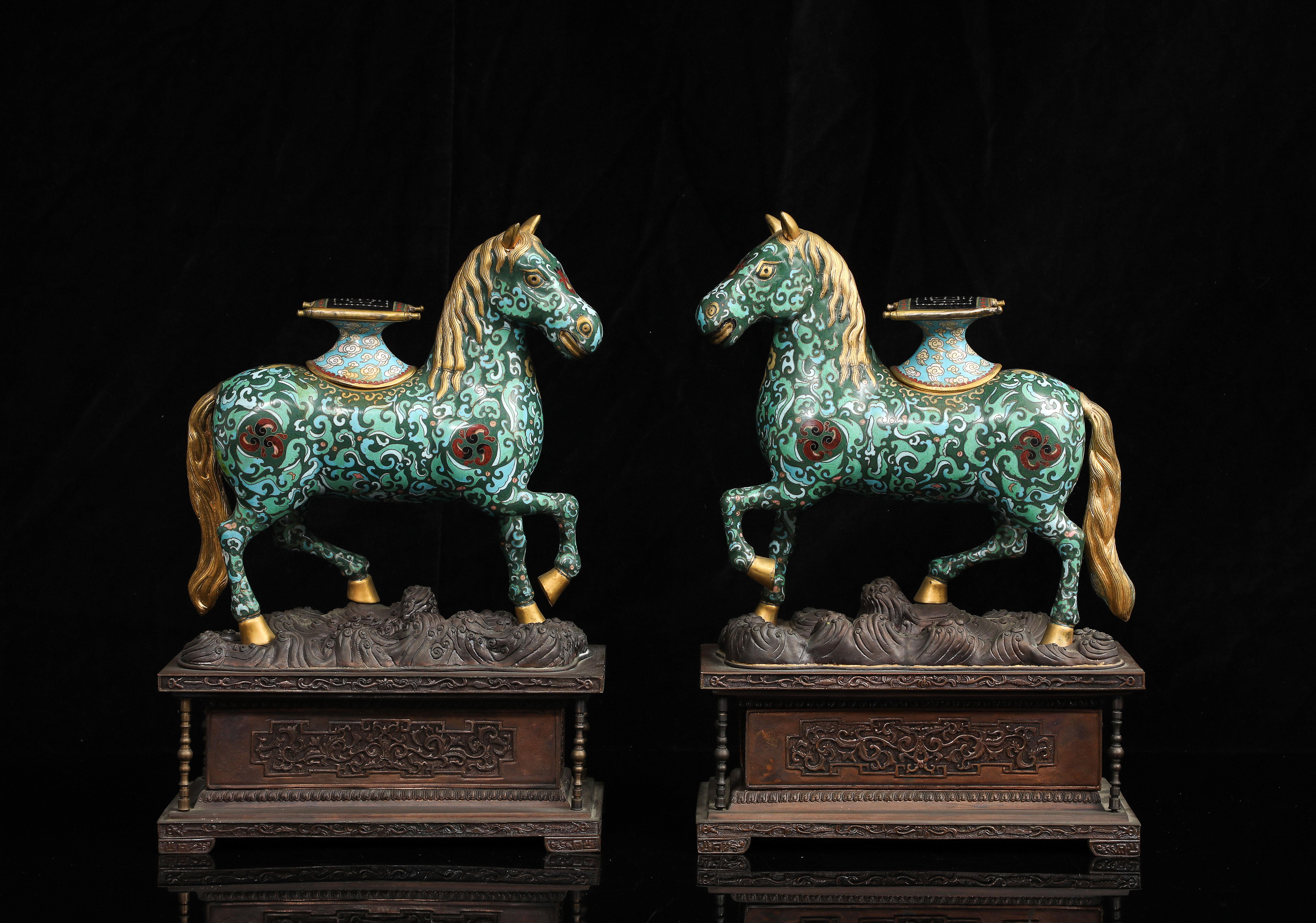 Paire de chevaux chinois en émail cloisonné avec selles amovibles sur bases en bronze, Qing Bon état - En vente à New York, NY