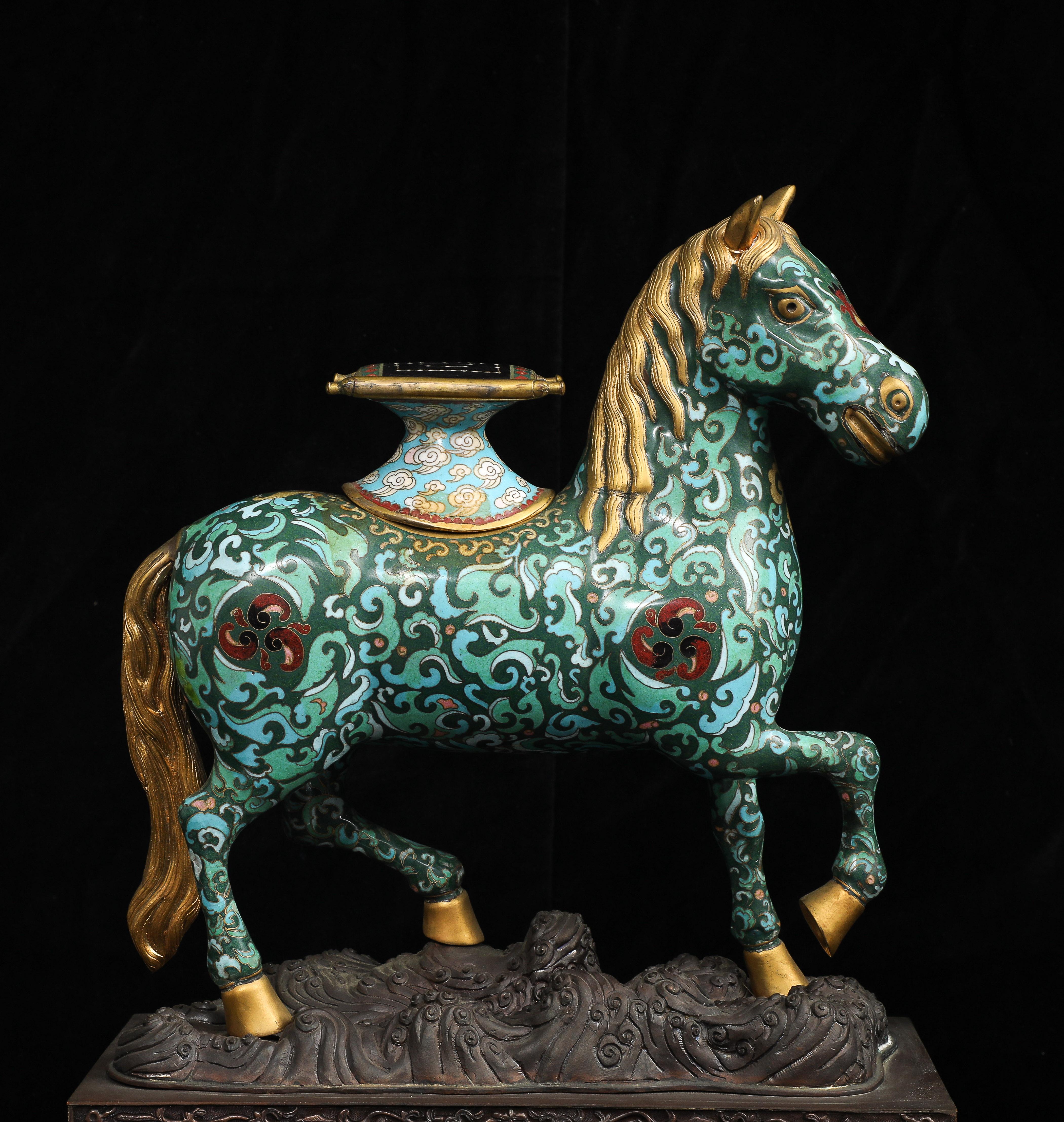 Début du 20ème siècle Paire de chevaux chinois en émail cloisonné avec selles amovibles sur bases en bronze, Qing en vente