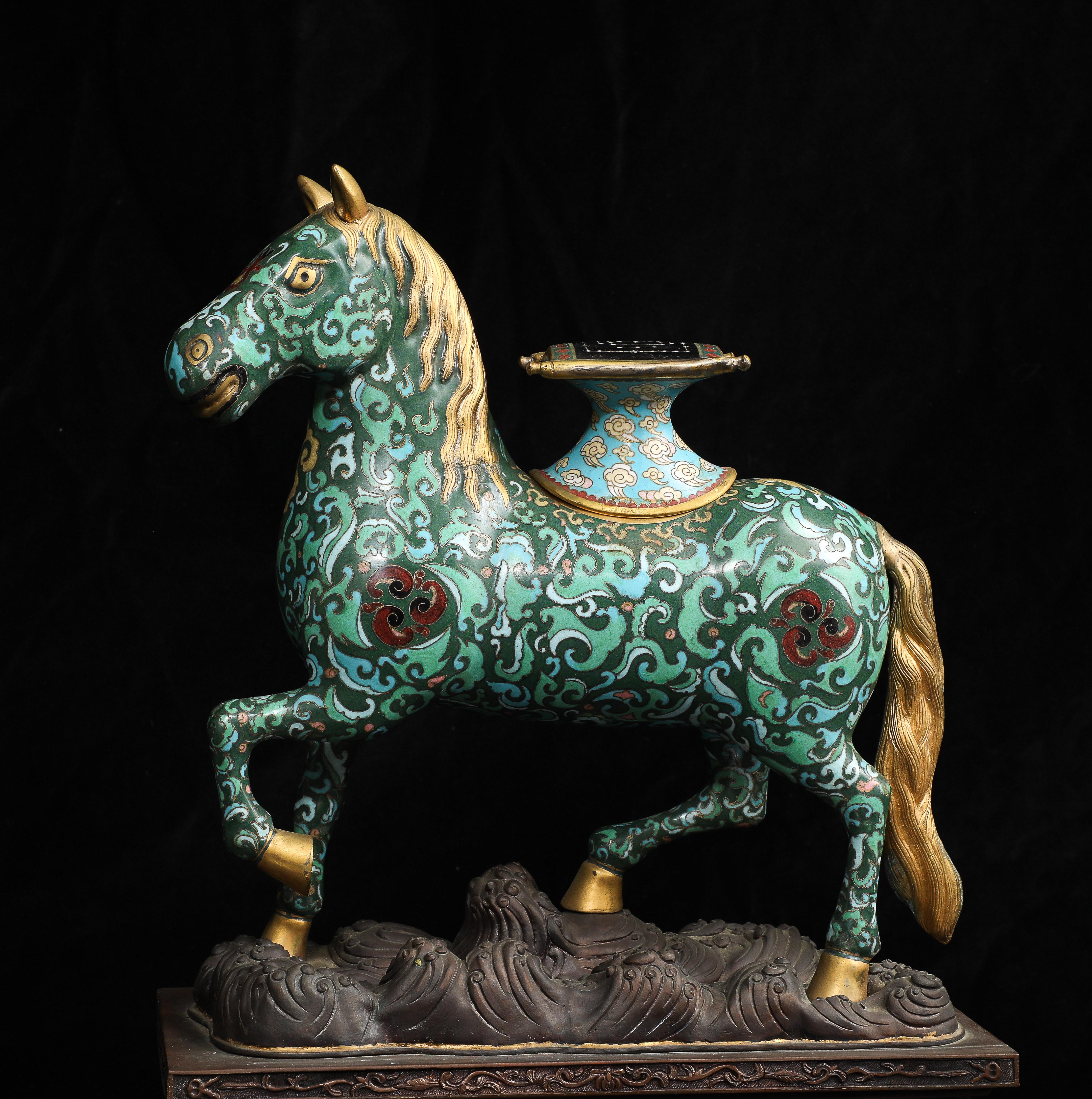 Bronze Paire de chevaux chinois en émail cloisonné avec selles amovibles sur bases en bronze, Qing en vente