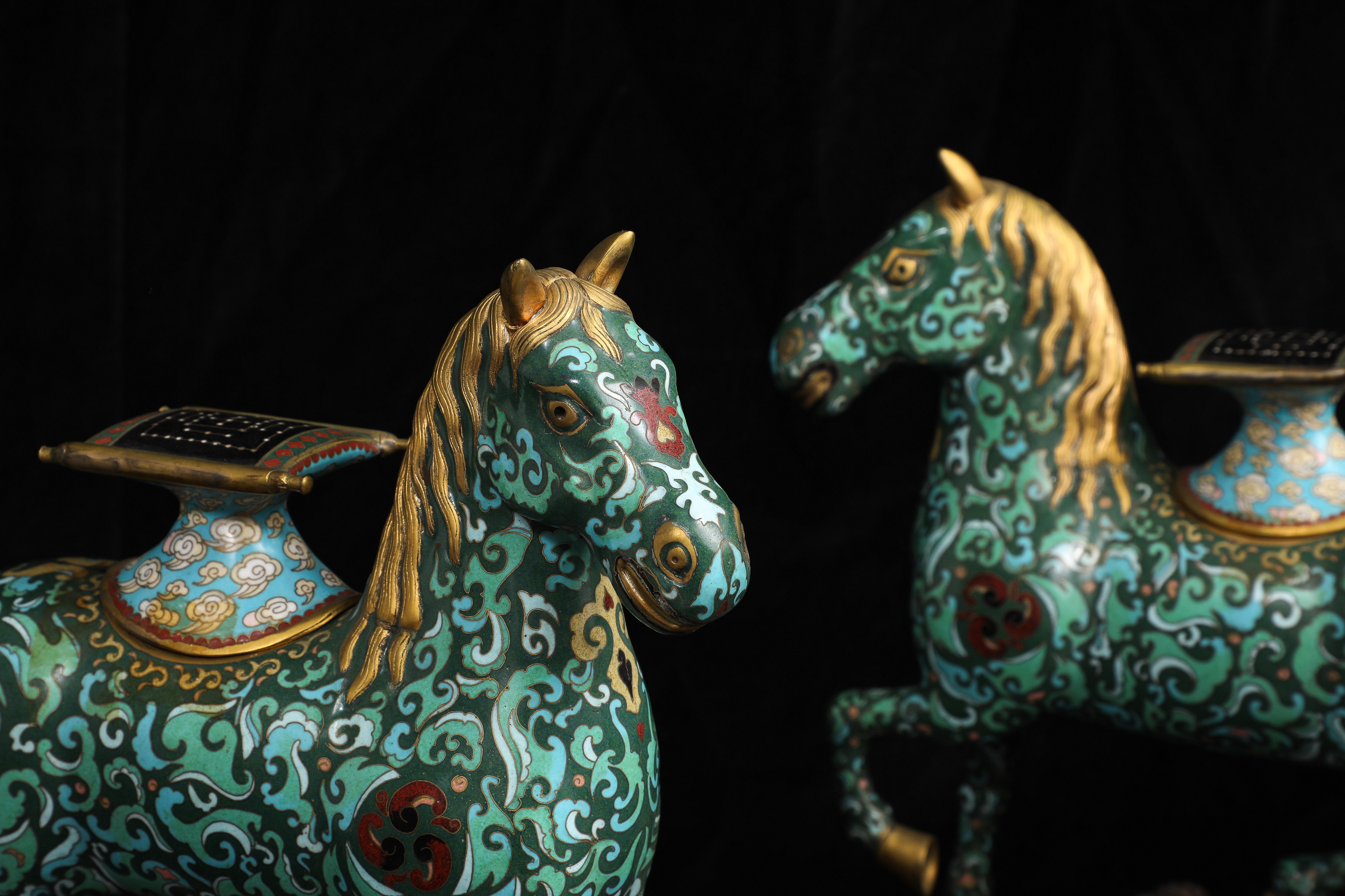 Paire de chevaux chinois en émail cloisonné avec selles amovibles sur bases en bronze, Qing en vente 1
