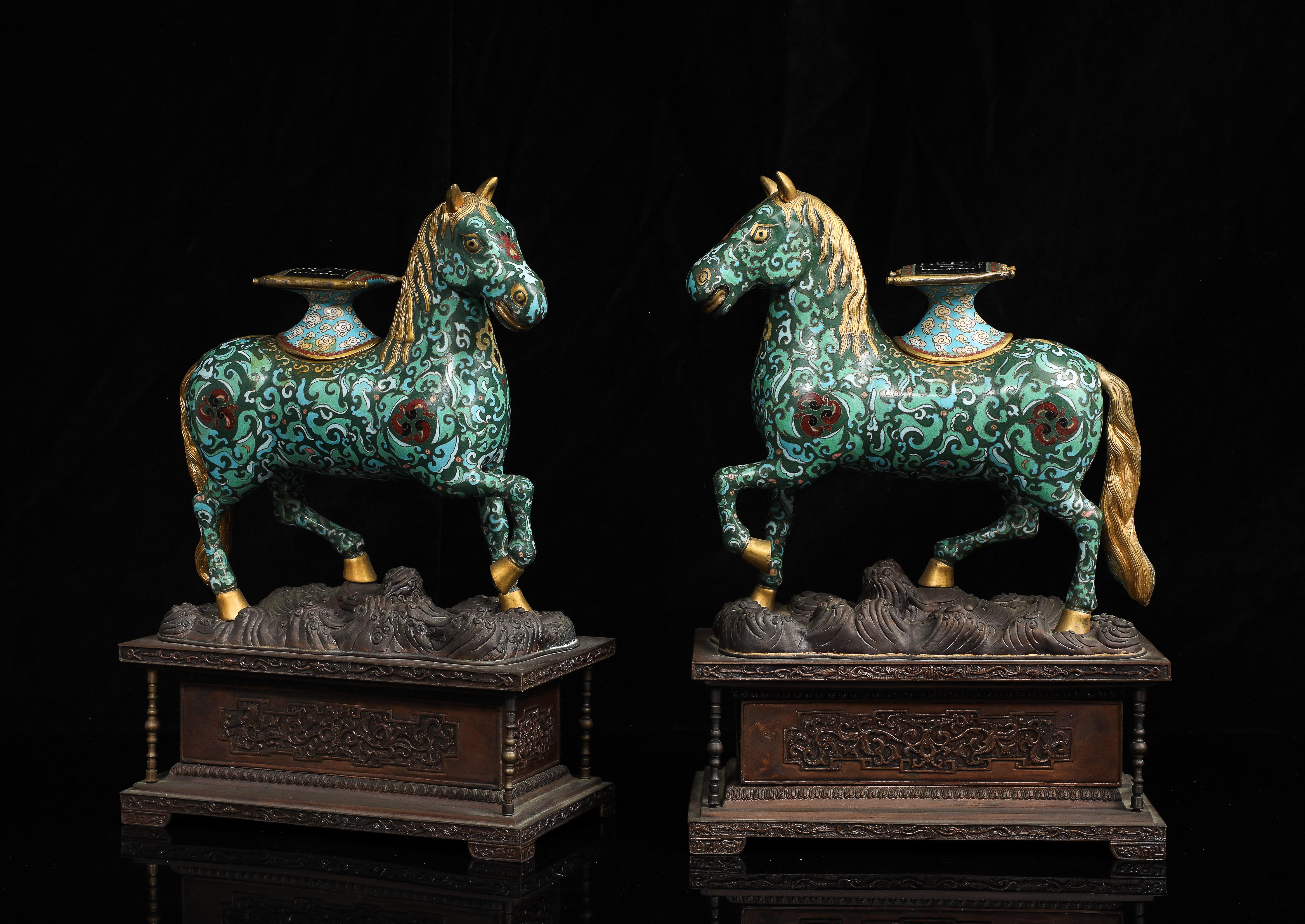 Paire de chevaux chinois en émail cloisonné avec selles amovibles sur bases en bronze, Qing en vente 2