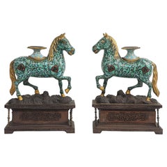 Paire de chevaux chinois en émail cloisonné avec selles amovibles sur bases en bronze, Qing
