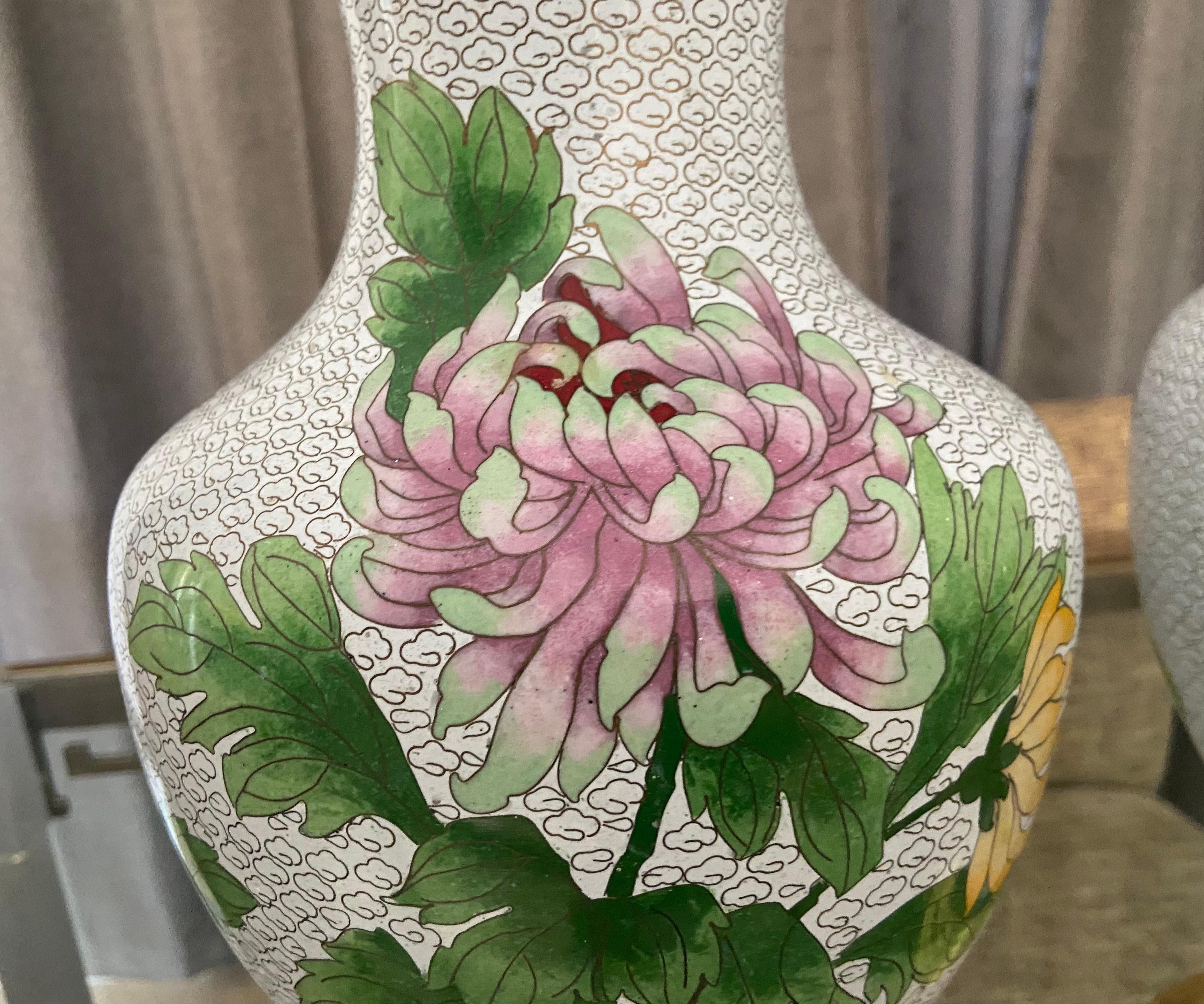 Paire de lampes de table chinoises cloisonnées à fleurs en vente 7