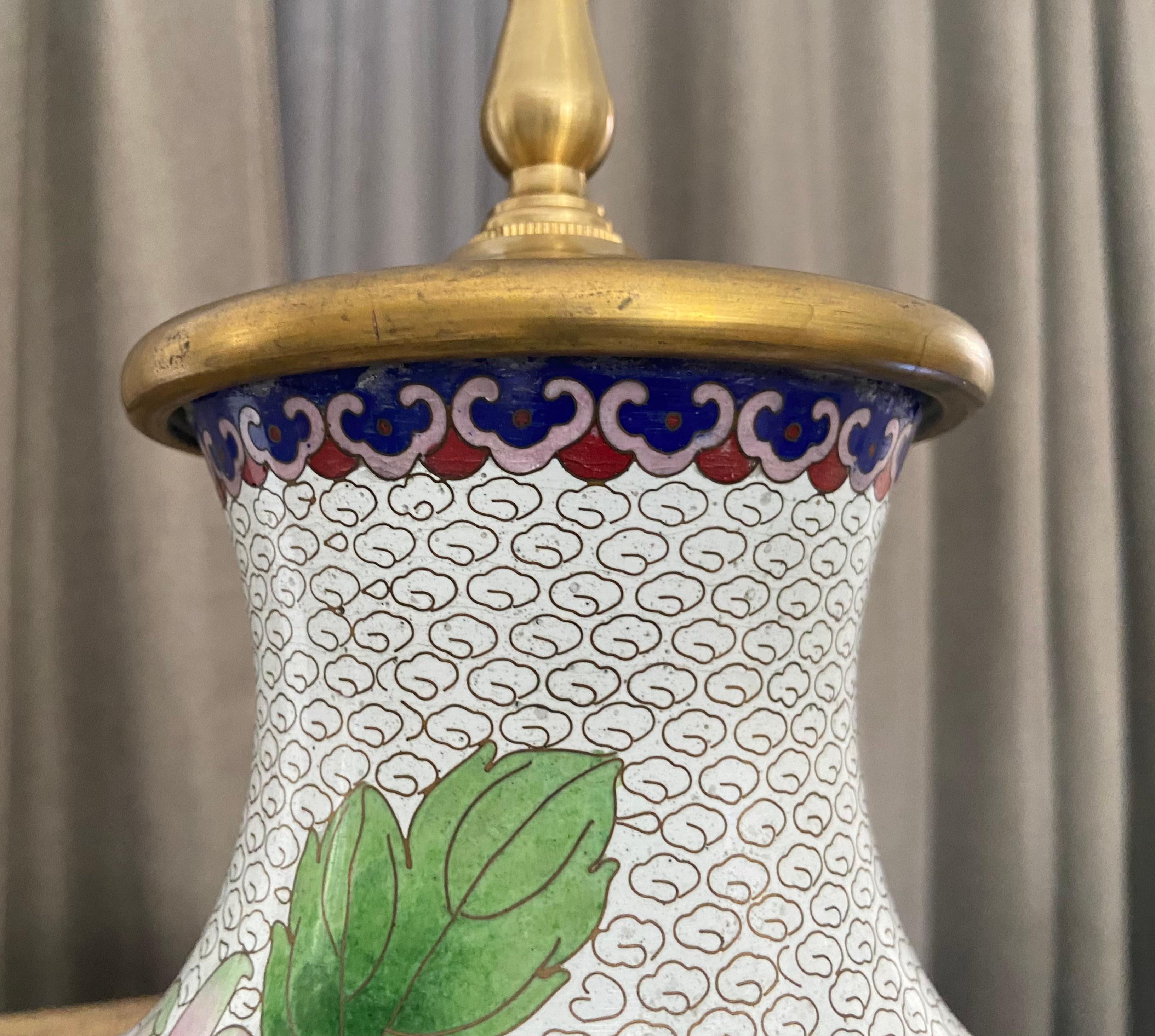 Paire de lampes de table chinoises cloisonnées à fleurs en vente 9