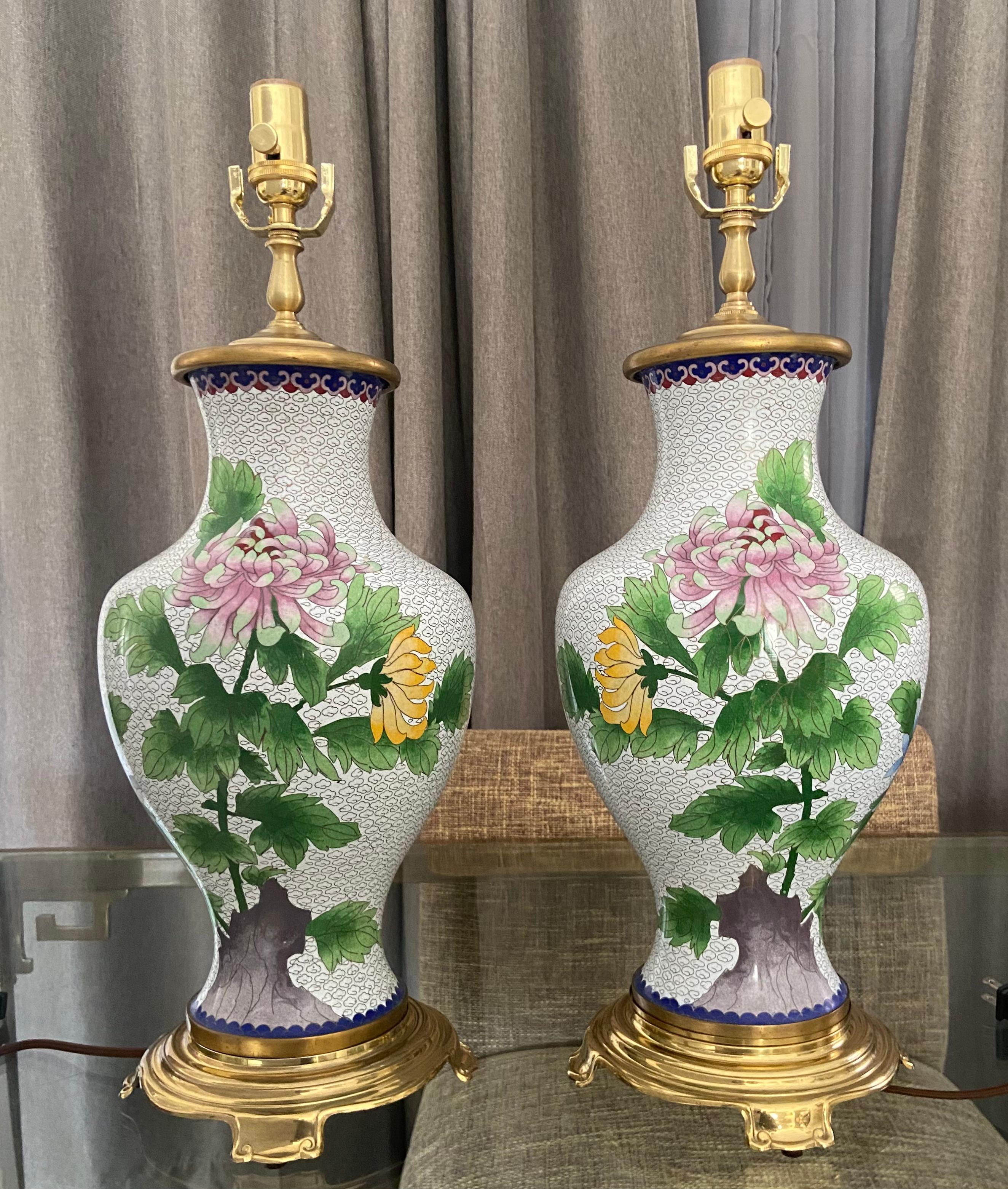 Chinois Paire de lampes de table chinoises cloisonnées à fleurs en vente