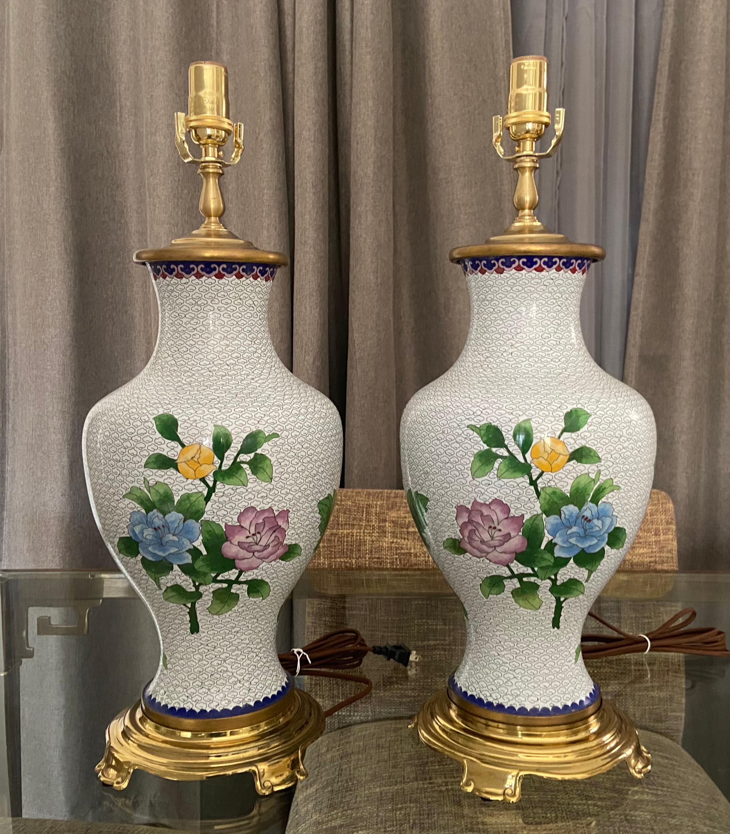 Début du 20ème siècle Paire de lampes de table chinoises cloisonnées à fleurs en vente