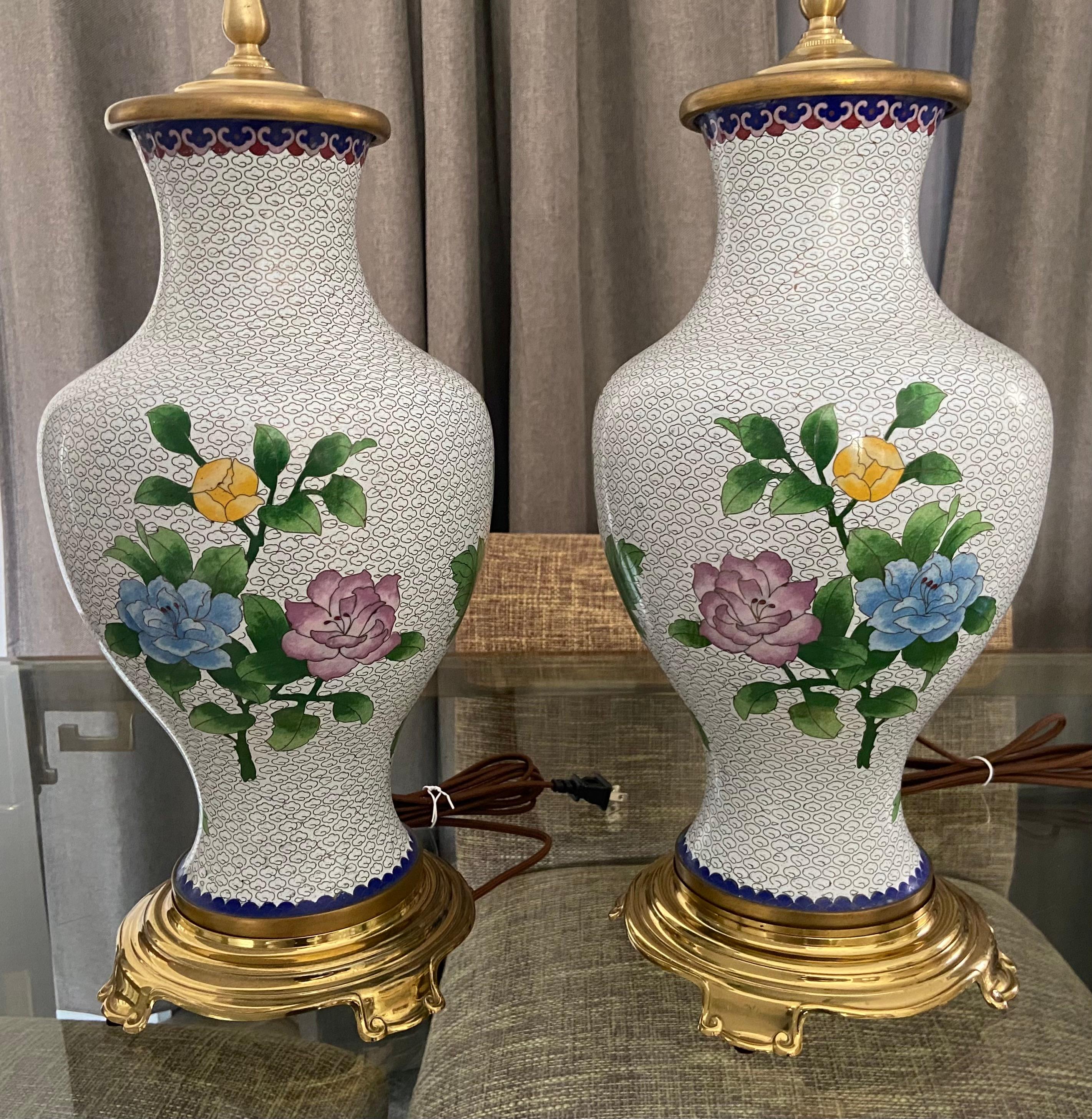 Métal Paire de lampes de table chinoises cloisonnées à fleurs en vente