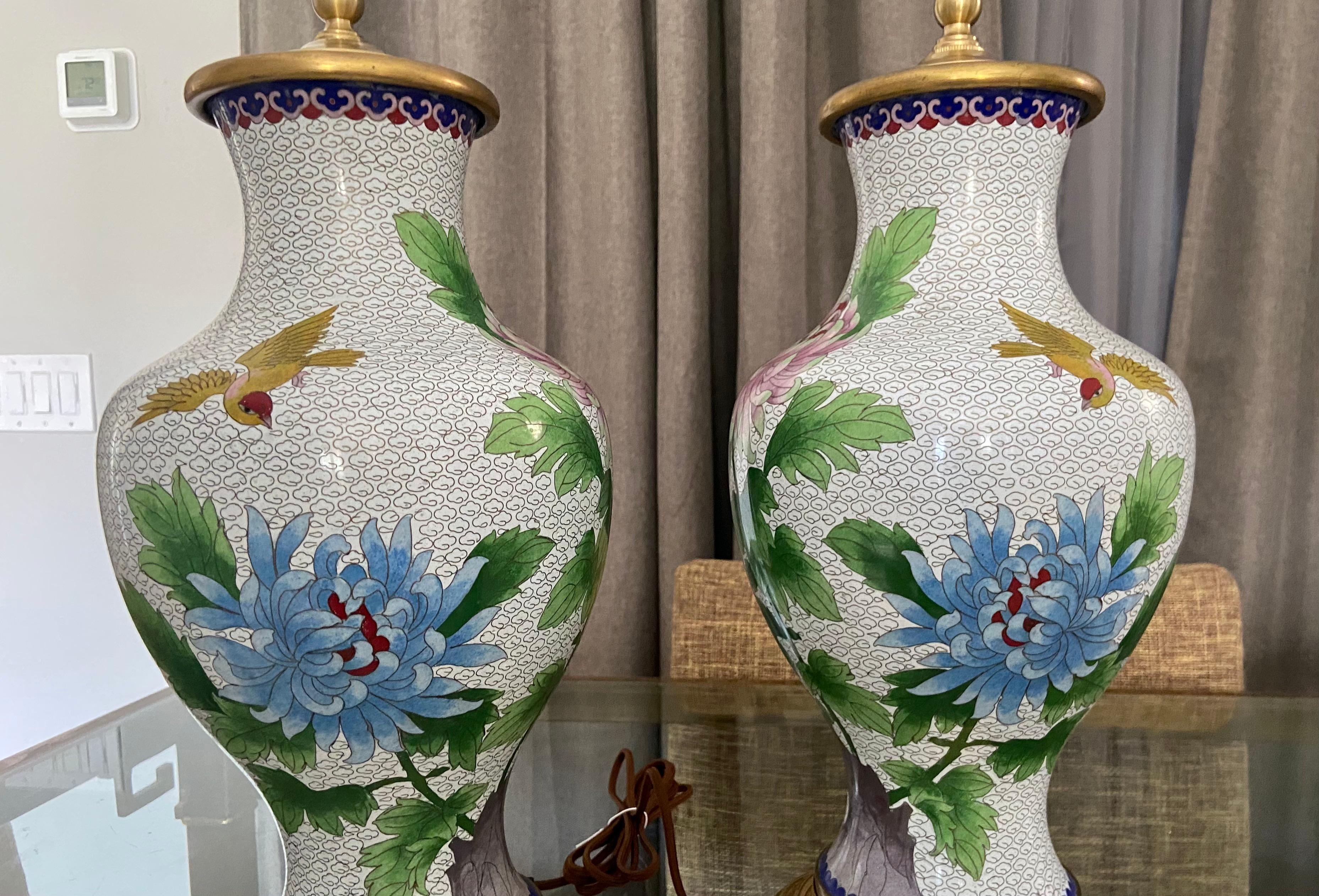 Paire de lampes de table chinoises cloisonnées à fleurs en vente 1