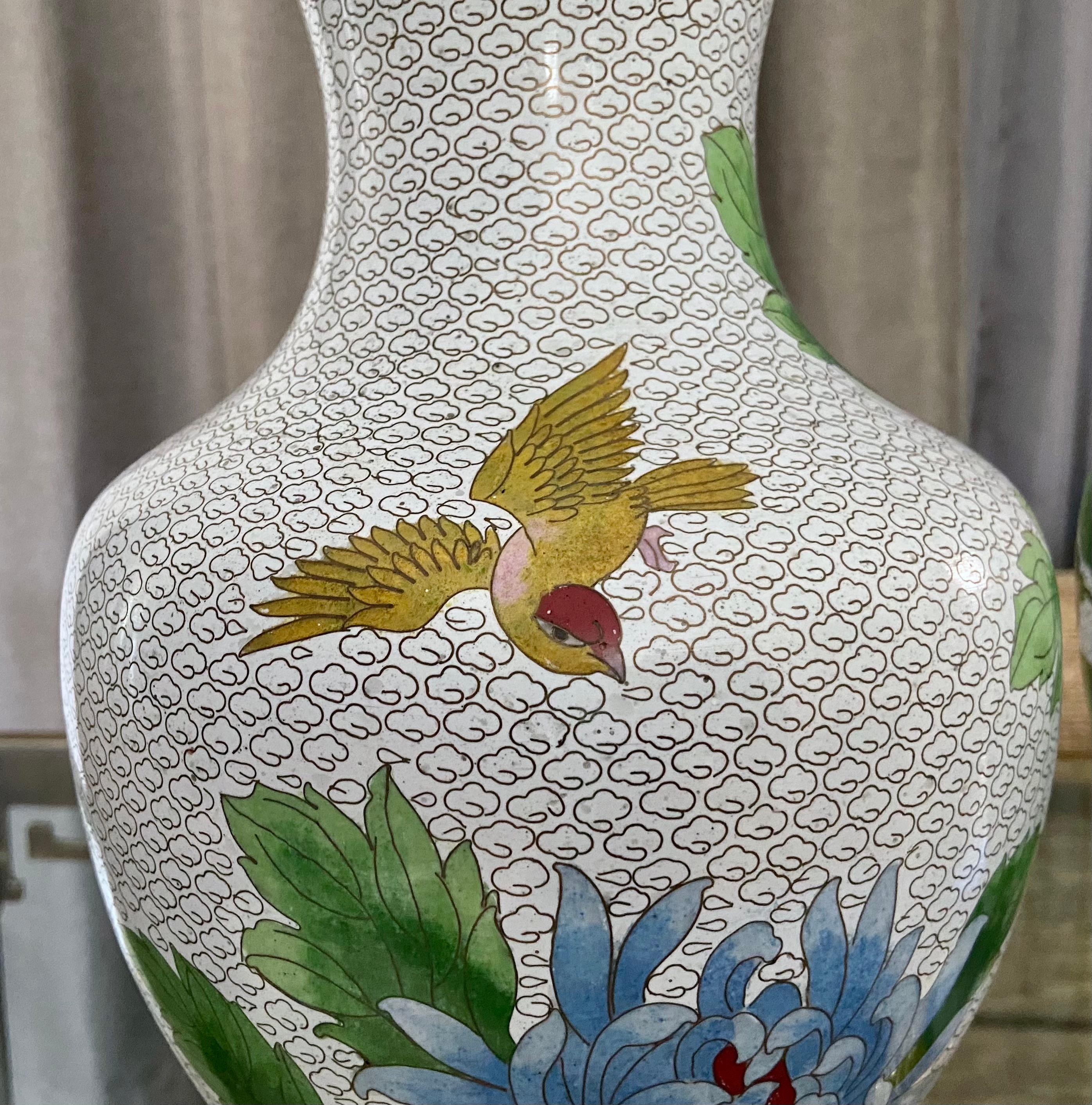 Paire de lampes de table chinoises cloisonnées à fleurs en vente 3