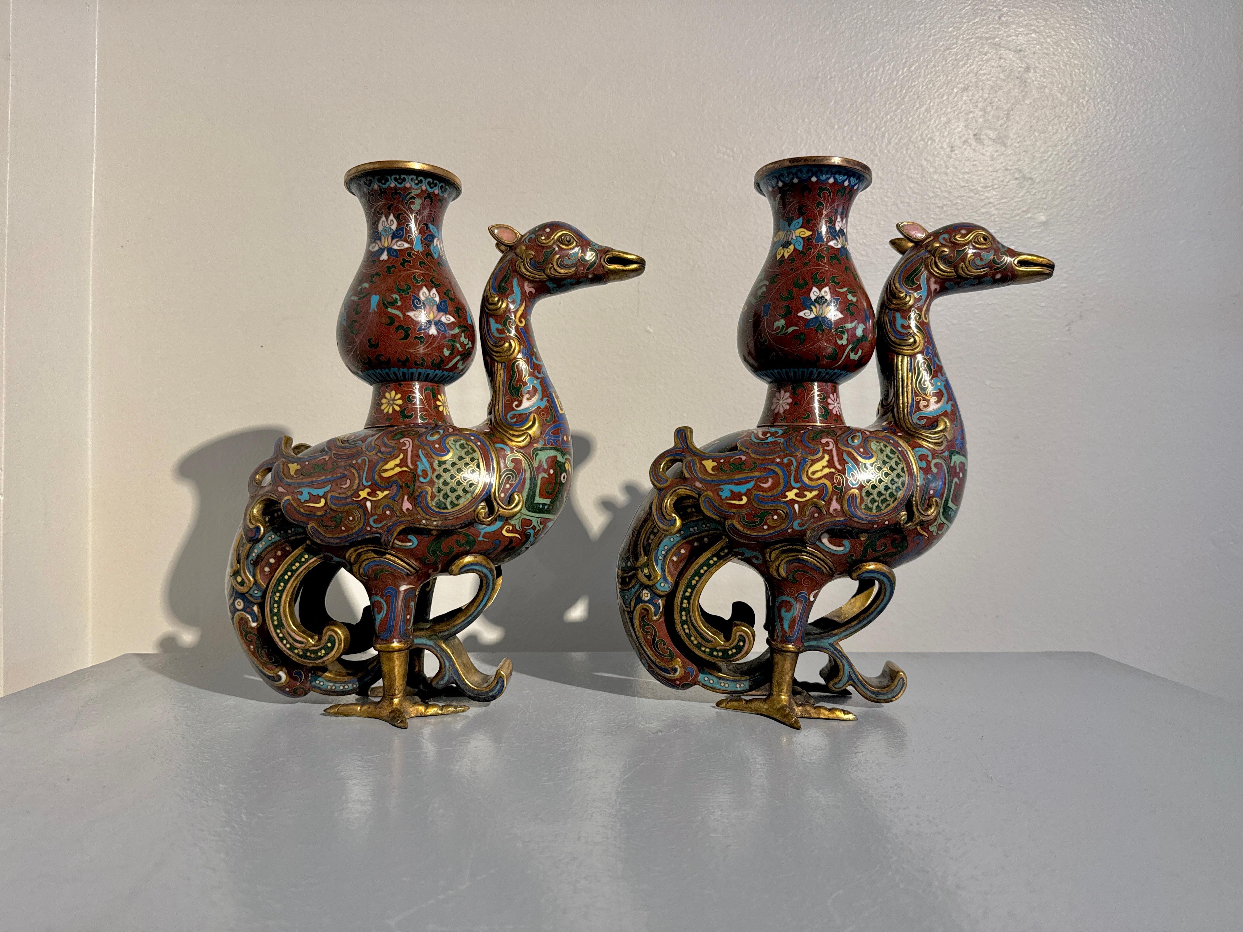Chinois Paire de vases Phoenix Zun en cloisonné, dynastie Qing tardive, c. 1900, Chine en vente