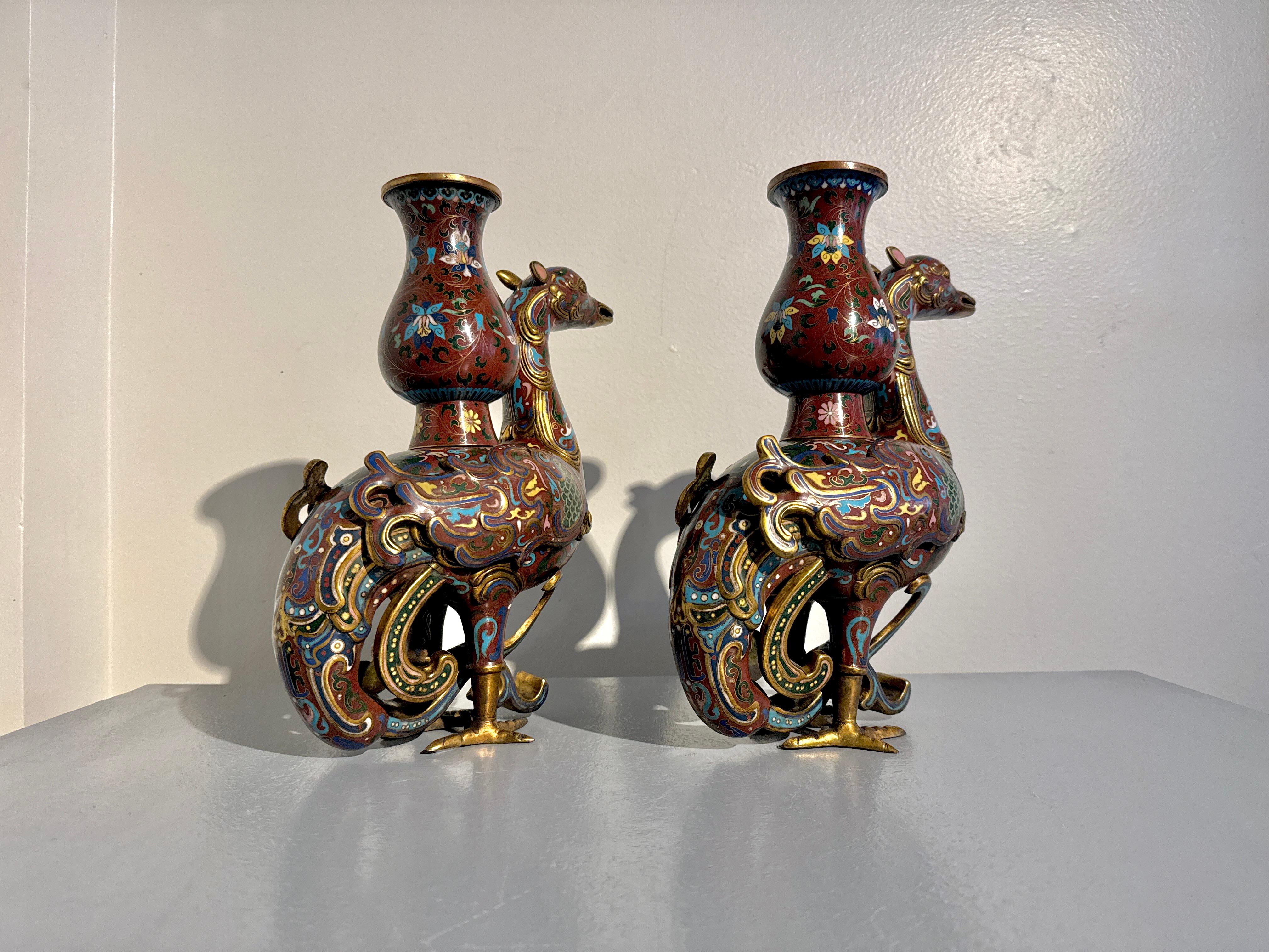 Cloisonné Paire de vases Phoenix Zun en cloisonné, dynastie Qing tardive, c. 1900, Chine en vente