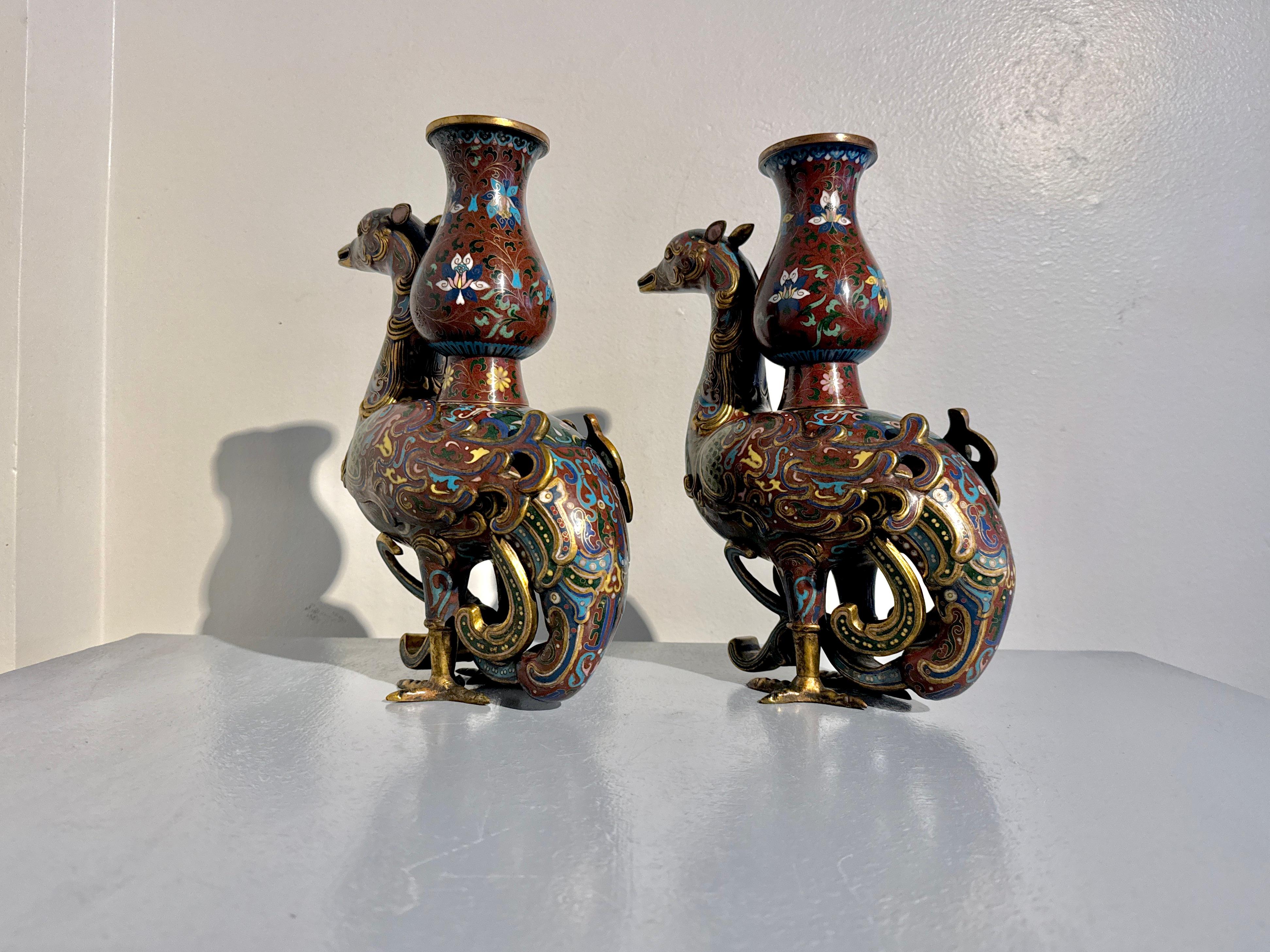 Début du 20ème siècle Paire de vases Phoenix Zun en cloisonné, dynastie Qing tardive, c. 1900, Chine en vente