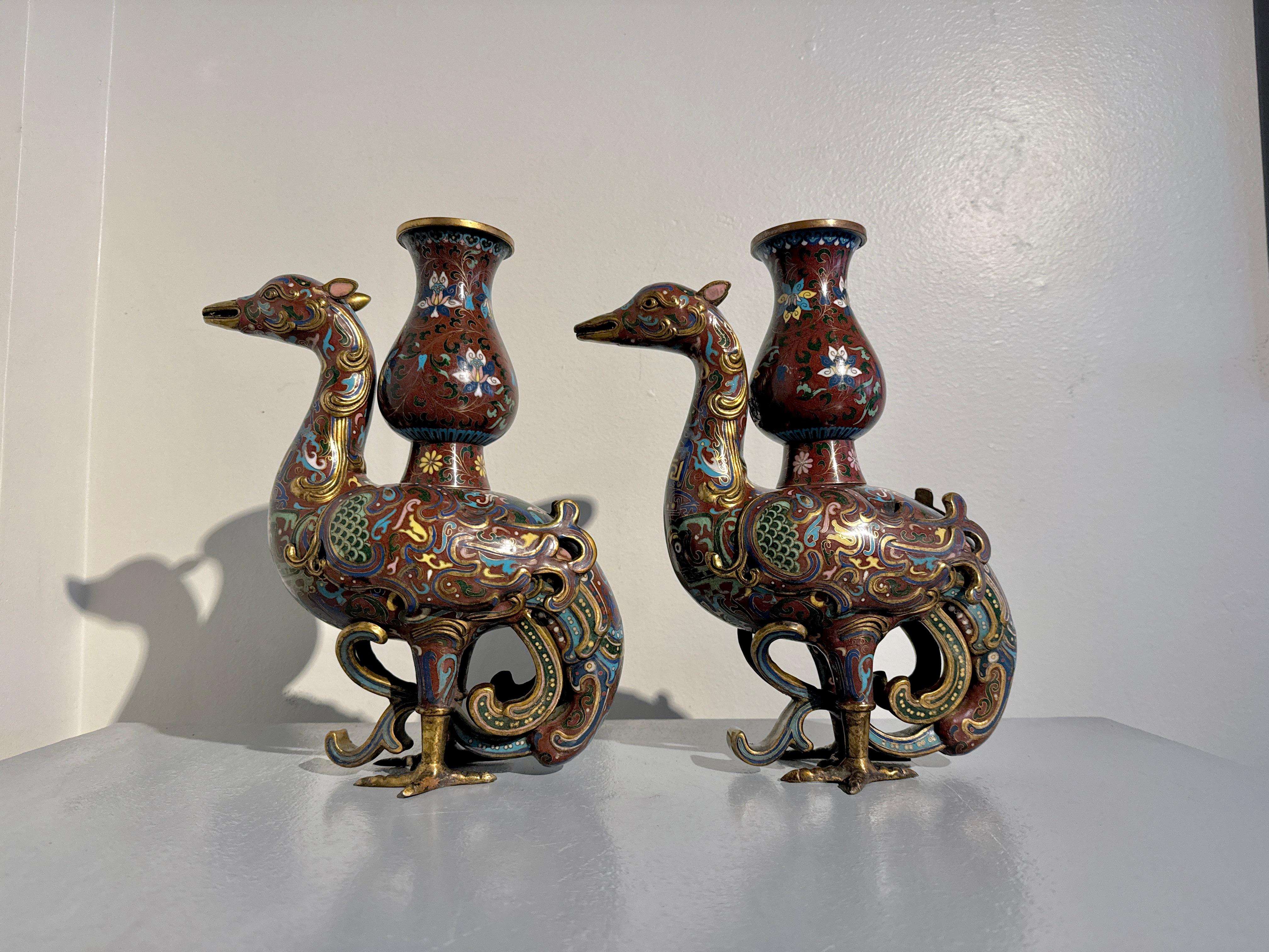 Cuivre Paire de vases Phoenix Zun en cloisonné, dynastie Qing tardive, c. 1900, Chine en vente